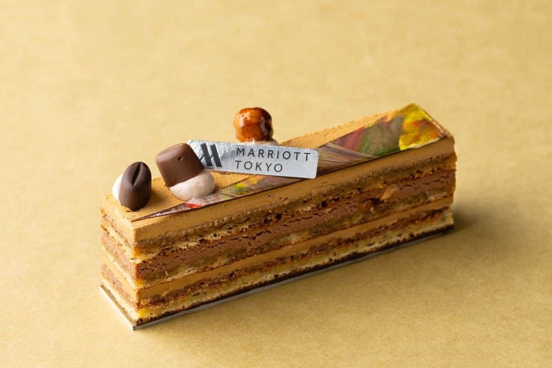 東京マリオットホテルのインスタグラム：「ペストリー&ベーカリー GGCo.にて販売中の秋のシーズナルスイーツ"カフェ ド オペラ"🍁 ヘーゼルナッツを使用した生地にコーヒーシロップを染み込ませ、濃厚なコーヒーのバタークリームと自家製プラリネのガナッシュからなる深みのある軽やかな味わいをお楽しみいただけます🥰   Share your own images with us by tagging @tokyomarriott @tokyomarriott をつけてご投稿ください！公式アカウントからご紹介させていただく事があります。」