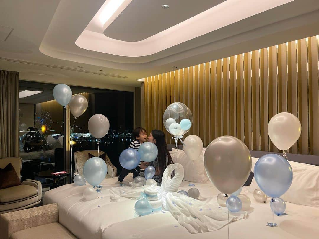 田中響子さんのインスタグラム写真 - (田中響子Instagram)「息子2歳のお誕生日stayの日は、 お部屋にバルーンをご用意いただきました🎈  昔から風船が好きな息子、 想像していたよりもずっと喜んでくれて… お願いして本当に良かったです！  急だったのに対応していただいた スタッフの方々、プレゼントしてくれたばあば ありがとうございました♡」10月10日 11時33分 - coco.golf