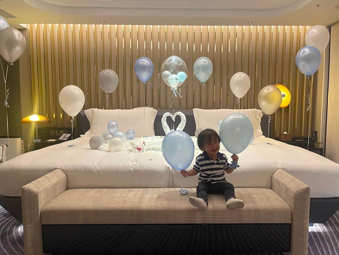 田中響子さんのインスタグラム写真 - (田中響子Instagram)「息子2歳のお誕生日stayの日は、 お部屋にバルーンをご用意いただきました🎈  昔から風船が好きな息子、 想像していたよりもずっと喜んでくれて… お願いして本当に良かったです！  急だったのに対応していただいた スタッフの方々、プレゼントしてくれたばあば ありがとうございました♡」10月10日 11時33分 - coco.golf