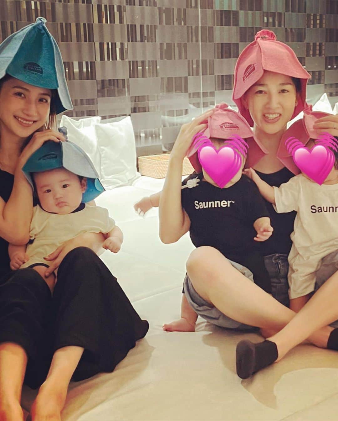 高橋美咲さんのインスタグラム写真 - (高橋美咲Instagram)「. @kananomori_sansou から世界に一つの親子サウナハットをいただきました🥳🎉 サイズ感がたまらなく可愛い。 将来、立派なサウナーになってね！  @miyavimatsunoi の双子ちゃんはピンク💓💓 2人揃ってるとより一層可愛い😍  まさかサウナで出会った友達と同じ時期に妊娠出産を経験するなんて思ってもみなかった！ サウナでの出会い万歳🙌 . . #サ友 から #ママ友 へ #サウナー #親子サウナー」10月10日 11時35分 - misaki_saunner_