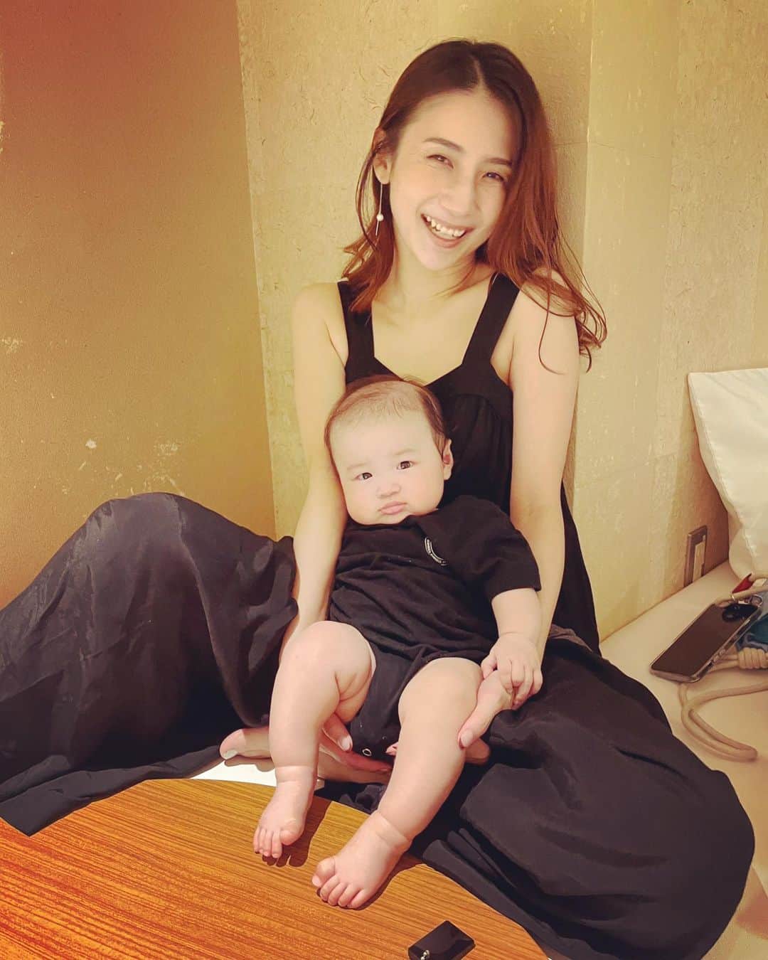 高橋美咲さんのインスタグラム写真 - (高橋美咲Instagram)「. @kananomori_sansou から世界に一つの親子サウナハットをいただきました🥳🎉 サイズ感がたまらなく可愛い。 将来、立派なサウナーになってね！  @miyavimatsunoi の双子ちゃんはピンク💓💓 2人揃ってるとより一層可愛い😍  まさかサウナで出会った友達と同じ時期に妊娠出産を経験するなんて思ってもみなかった！ サウナでの出会い万歳🙌 . . #サ友 から #ママ友 へ #サウナー #親子サウナー」10月10日 11時35分 - misaki_saunner_