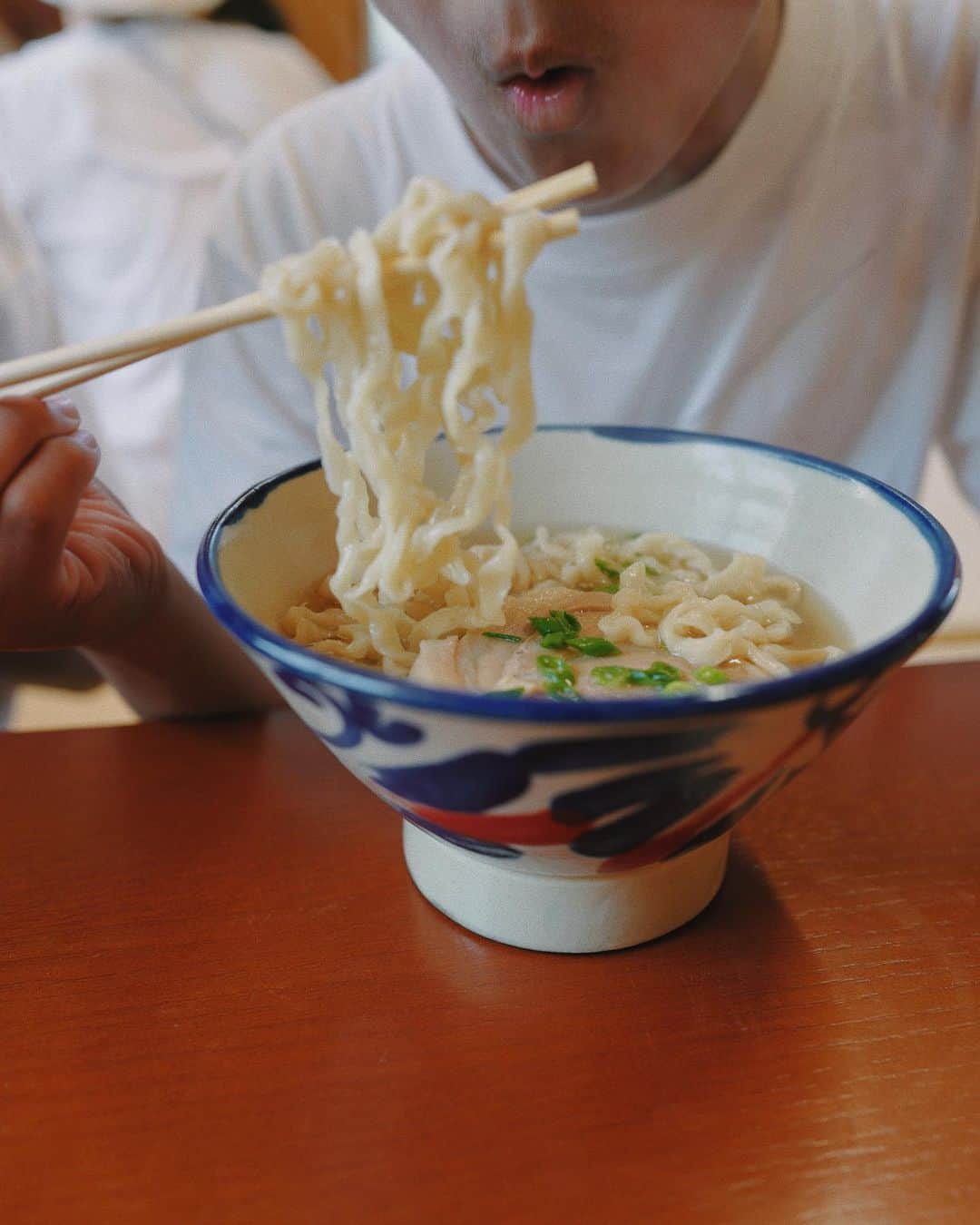 のインスタグラム：「⁡ その土地の食べ物は楽しみのひとつ🫶 ⁡ にいまそば　 なかゆくい商店 ぐるぐるめんや ⁡ @shiho_takechi にオススメしてもらったから並んでも食べる甲斐あり、大満足でした〜！旅の記録。」