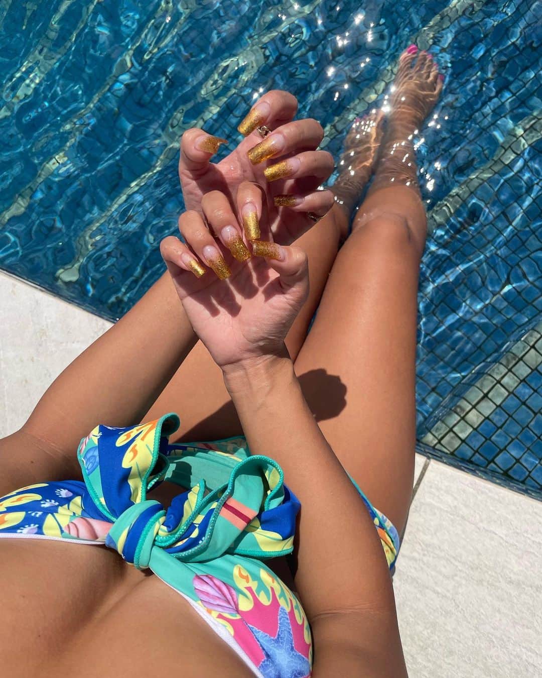 MARSEのインスタグラム：「🌺  夏から秋にかけてのネイル💅🏾✨  シンプルだけど、派手さが欲しかったから ゴールドのラメグラデにした☺️💖  #bikini#shein#nails#selfnail#glitternails#pool#bikinigirl#summer#ネイル#ラメグラデーション#セルフネイル#ラメネイル#ビキニ」