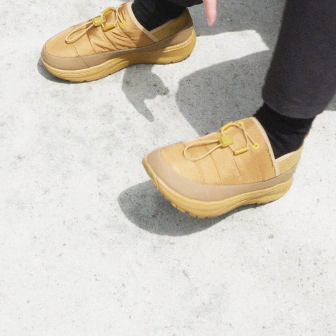 McGuffinさんのインスタグラム写真 - (McGuffinInstagram)「⚡McGuffin Street News⚡  《rig FOOTWEAR》の冬の定番アイテム“doob”がスウェードパーツを纏った新色を引っ提げ今年も登場!  @rigfootwear  欧米人と日本人の足の特徴を研究し、約 4 年の開発期間を経て 2019 年に日本初のリカバリーサンダルブランドとして誕生した《rig FOOTWEAR(リグ フットウェア)》。同ブランドと言えばアスリートからのフィードバックをしっかり盛り込んだ現場主義のモノづくりで人気を博しているが、そんな徹底したモノづくりの姿勢・コダワリを感じられる秋冬シーズンの定番モデル”doob”が新色を引っ提げ今年も登場。  一日中ブーツで足を酷使しているスキーヤーやスノーボーダーのために開発された”doob”は、化繊ダウンのアウター生地と保温性の高いインナー生地の MIX で足の血行を促進するまさに冬のリカバリーサンダル。生地間には防水透湿フィルムをインストールしており、カカトを踏んでも履ける 2WAY 仕様も相まってスノーアクティビティ後などで大活躍。今季は見た目にも暖か味を感じるスウェード素材をあしらった新色がラインナップされており、デイリ ーユースでも活躍必至である。 10 月 11 日(水)より、オフィシャル EC サイトにて販売を開始とのこと(現在は予約販売中)。 夏の履物というイメージを覆し、機能・デザインの両面で冬のリカバリーサンダルを作り上げた《rig FOOTWEAR(リグ フットウェア)》。今後の展開にも注目!  《ABOUT rig FOOTWEAR》 rig は日本人の足の特徴に基づいたフッドベッドを採用し、日本人にとって最も快適になるように設計されている。欧米人と日本人の足の特徴を研究し、約 4 年の開発を経て 2019 年に日本初のリカバリーサンダルブランドとして誕生。アスリートの負荷やストレスを軽減させることをコンセプトに、トレイルランニングやMTB、ロードバイクやトライアスロンなどの様々なアスリートの声を反映させ、常に素材の研究開発を行っており技術革新を追求している。 BRAND HP:https://rigfootwear.com  #rigfootwear #リグフットウェア」10月10日 11時58分 - mcguffin_official