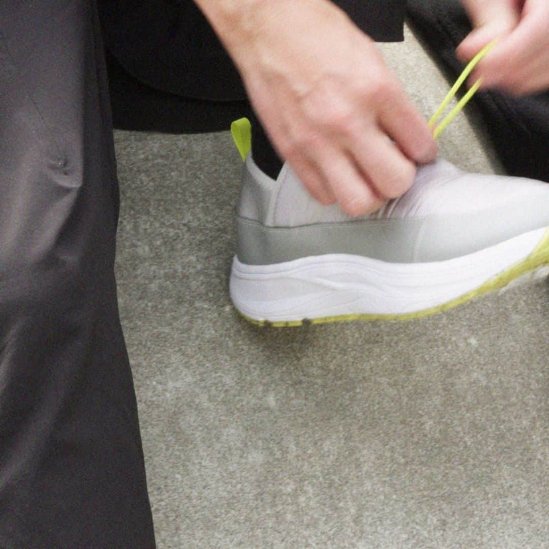 McGuffinさんのインスタグラム写真 - (McGuffinInstagram)「⚡McGuffin Street News⚡  《rig FOOTWEAR》の冬の定番アイテム“doob”がスウェードパーツを纏った新色を引っ提げ今年も登場!  @rigfootwear  欧米人と日本人の足の特徴を研究し、約 4 年の開発期間を経て 2019 年に日本初のリカバリーサンダルブランドとして誕生した《rig FOOTWEAR(リグ フットウェア)》。同ブランドと言えばアスリートからのフィードバックをしっかり盛り込んだ現場主義のモノづくりで人気を博しているが、そんな徹底したモノづくりの姿勢・コダワリを感じられる秋冬シーズンの定番モデル”doob”が新色を引っ提げ今年も登場。  一日中ブーツで足を酷使しているスキーヤーやスノーボーダーのために開発された”doob”は、化繊ダウンのアウター生地と保温性の高いインナー生地の MIX で足の血行を促進するまさに冬のリカバリーサンダル。生地間には防水透湿フィルムをインストールしており、カカトを踏んでも履ける 2WAY 仕様も相まってスノーアクティビティ後などで大活躍。今季は見た目にも暖か味を感じるスウェード素材をあしらった新色がラインナップされており、デイリ ーユースでも活躍必至である。 10 月 11 日(水)より、オフィシャル EC サイトにて販売を開始とのこと(現在は予約販売中)。 夏の履物というイメージを覆し、機能・デザインの両面で冬のリカバリーサンダルを作り上げた《rig FOOTWEAR(リグ フットウェア)》。今後の展開にも注目!  《ABOUT rig FOOTWEAR》 rig は日本人の足の特徴に基づいたフッドベッドを採用し、日本人にとって最も快適になるように設計されている。欧米人と日本人の足の特徴を研究し、約 4 年の開発を経て 2019 年に日本初のリカバリーサンダルブランドとして誕生。アスリートの負荷やストレスを軽減させることをコンセプトに、トレイルランニングやMTB、ロードバイクやトライアスロンなどの様々なアスリートの声を反映させ、常に素材の研究開発を行っており技術革新を追求している。 BRAND HP:https://rigfootwear.com  #rigfootwear #リグフットウェア」10月10日 11時58分 - mcguffin_official
