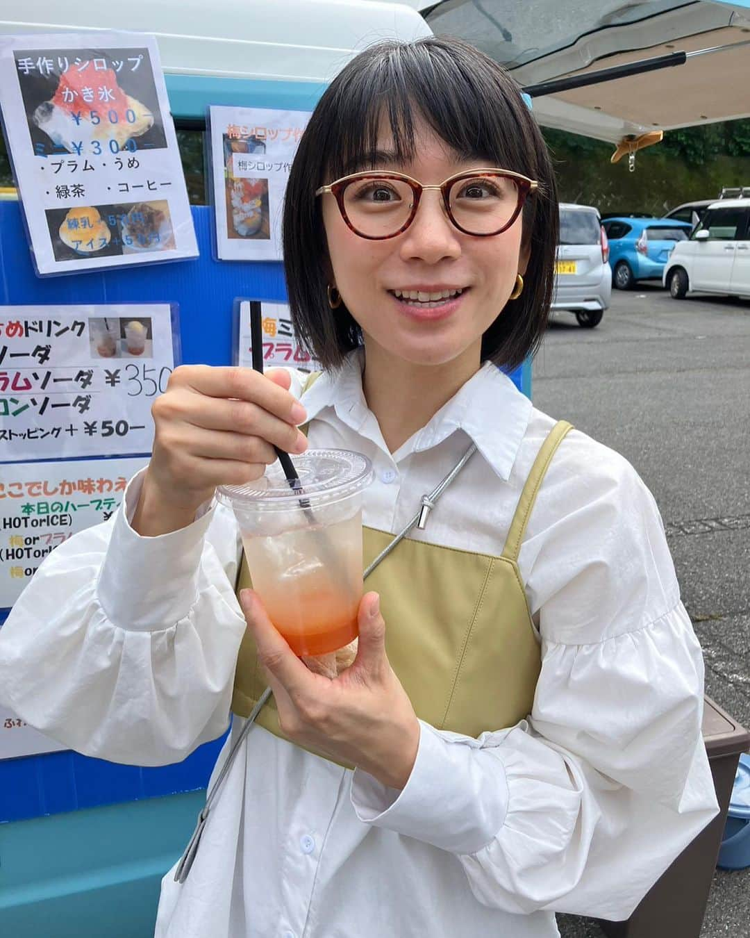 時東ぁみのインスタグラム：「めちゃくちゃ美味しい！！と言ってるところw ・ 冷たいドリンクが美味しいのも残り少ないかな！？ 昨日はもうホット飲んでたもんね！ ・ 体の中から温めて、体調崩さないように気を付けましょう！！ ・ #時東ぁみ #ドリンク #ジュース #ソーダ #プラムソーダ #美味しい #美味しい顔 #ホットドリンク #美味しい季節 #キッチンカー #体の中から #温めて #体調管理」