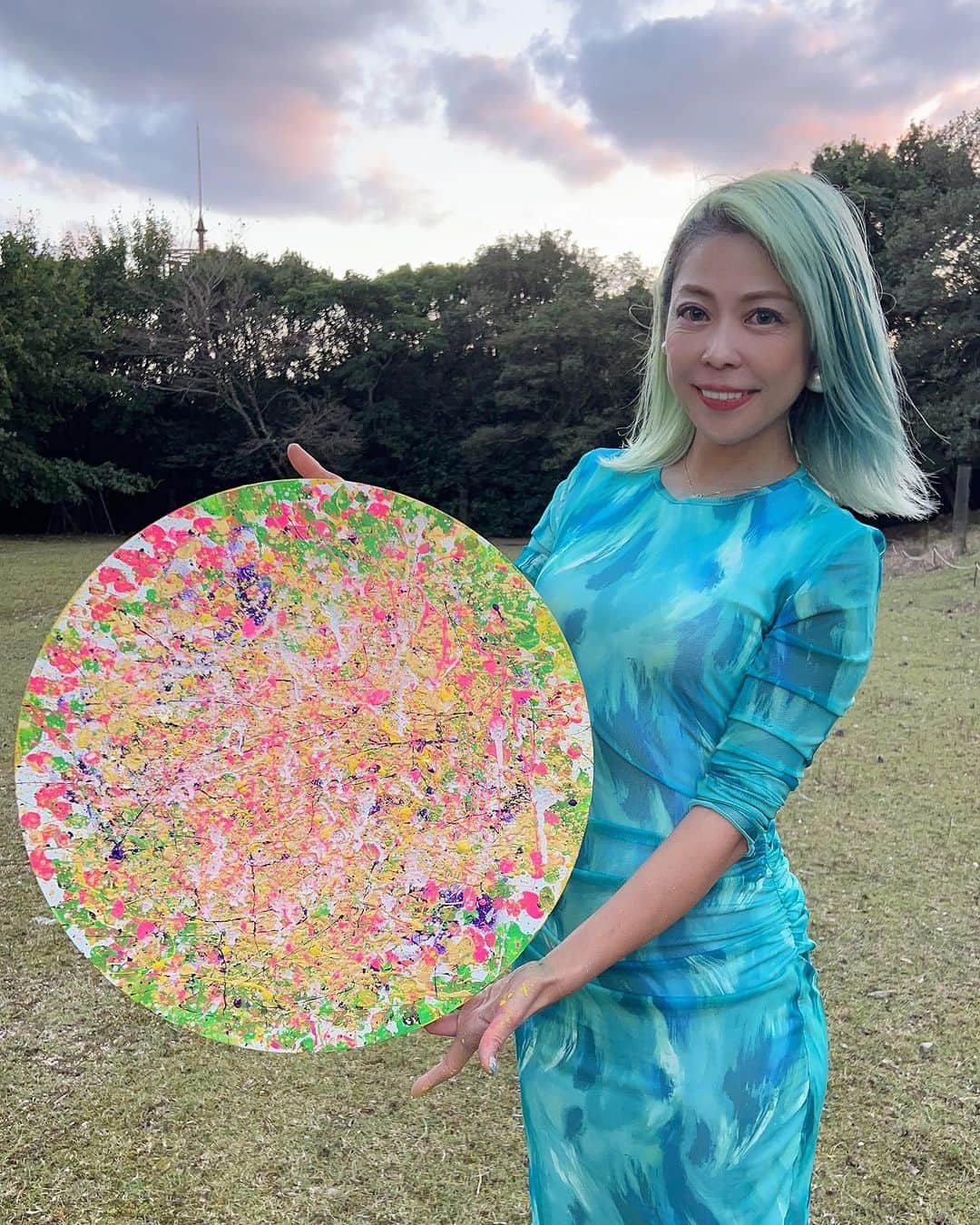 舞香のインスタグラム：「Artで伝えるわたしのセカイ🌟  ルンルンちゃんの 魂が覚醒するアートレッスン🌈 @worldhopper123   １ヶ月に３回受けました✨  レッスンの度に自分に繋がれて 氣づきがいっぱい🫶  このArtのテーマは「解放」  わたしの内側のセカイが Artを通して解放されて 外の世界にも広がっていく。  とっても心地よくて 自由で軽やかで安心なセカイ。  みんなで自分のセカイを 表現しよう✨✨  #アート  #魂の覚醒  #スターシード  #シリウス」