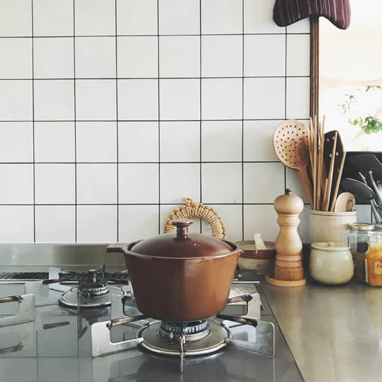北欧、暮らしの道具店さんのインスタグラム写真 - (北欧、暮らしの道具店Instagram)「【スタッフの愛用品】副菜づくりにぴったりで、洗い物も軽減。料理への気分を前向きにした小さな土鍋 . - - - - - - - - - - - -  ◼︎商品プランナー　加藤： 「献立づくりや食事の段取り、そして洗い物。 息子を出産してから外食の頻度が減って、 家のごはんづくりを続けるって なかなか大変だなぁと思っていました。  そんな話をしていたら、 ひとりサイズの土鍋おすすめですよ！と 愛用しているスタッフが 教えてくれて、つかってみることに。  実際、副菜づくりに重宝しつつ、 料理へのモチベーションも上げてくれるお鍋でした。  スタッフのおすすめで、 とりわけ私が心を掴まれたのは 「かぼちゃ1/4サイズが全部入るので、 うちはこの鍋をつかってかぼちゃを 蒸したりしますよ〜」という話。  かぼちゃが大好きな一歳半の息子が 「かぼー！（かぼちゃ）」とよろこぶ顔を想像して、 これは絶対に試そうと思ったんです。  いまハマっているのはかぼちゃのバター蒸しです。 塩を振ってしばらく置いたところに、 少量の水とバターを入れてくつくつと。 半分はそのままいただいて、 残りはサラダやスープにアレンジ。  同じ要領で温野菜も。蒸すだけで一品が 出来上がる気軽さが良いのと、 野菜の甘みが増すせいか息子が 喜んで食べてくれるのが嬉しくて……！ 最近の我が家の定番副菜です。  夕飯をつくる時点でもはやラストスパート、 いや、すでにヘトヘトな私にとって、 後片付けの段取りが死活問題。 洗い物の数は1つでも減らせるなら減らしたい。  そんな願いに寄り添ってくれたのが、 調理後は器としてテーブルに出せる佇まいでした。 食器のテイストがまちまちでも 馴染んでくれる、絶妙なデザインです。  さらに嬉しいのが「レンジ使用可」。 ちょっと冷めちゃったなという時には、 そのままレンジでチンできます。  器や耐熱容器に移し替えることなく、 鍋ひとつで完結できる。これって画期的ではと、 シンクの洗い物を見て思わずひとりほくそ笑みました。 スポンジを泡立てる手にも、やる気がみなぎります。  刻んだネギを乗せただけの さっとつくった即席めんだって、 この鍋ならどこか特別な一杯に感じて、 それだけで元気になれる気がします。  さっとつくるおかずだって十分に美味しいな、 工夫すればもっと楽にできることもあるかも…… 新しい小鍋がやってきたことで、 家のごはんづくりにちょっと疲れ気味だった 気持ちが、ちょっぴり上向きに。  嬉しいきっかけをもたらせてくれた小さな土鍋、 今後もたくさん活躍してもらおうと思います。」  ーーー 掲載のアイテムはこちら▼ ーーー . ☑︎「コンロからそのまま食卓へ」ひとりサイズの土鍋（φ15.5cm） . ▶︎ プロフィールのリンクから、お値段・サイズなど詳しい情報をご覧いただけますよ。→@hokuoh_kurashi . 🎁「クラシ手帳2024」プレゼントキャンペーン実施中！お買いものいただいた方に、当店オリジナルの手帳を無料でお届けいたします。 . #kitchen#kitchendesign#kitchenware#food#foodstagram#キッチン#キッチン雑貨#台所#ごはん#ランチ#うどん#ラーメン#一人前#夜ごはん#ディナー#小鍋#土鍋#ココット#鍋#シンプル#シンプルライフ#シンプルデザイン#暮らしを楽しむ#日々の暮らし#北欧#暮らし#北欧暮らしの道具店レシピ」10月10日 12時01分 - hokuoh_kurashi
