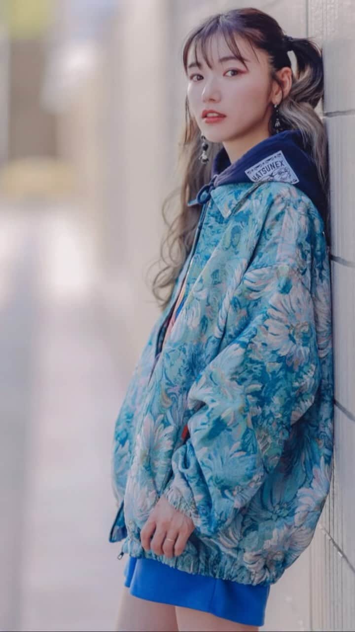松嶋初音のインスタグラム：「Hatsunexヴィンテージ風ゴブラン織りビッグシルエットブルゾン  ワッペン加工はもちろん自分で缶バッジをつけたりアレンジ無限大！ ビッグシルエットだけど生地がしっかりしてるので形も崩れにくい👌  Coler BLUE/BLACK/GREEN  size M/L  PRICE ¥21,000 #Hatsunex」
