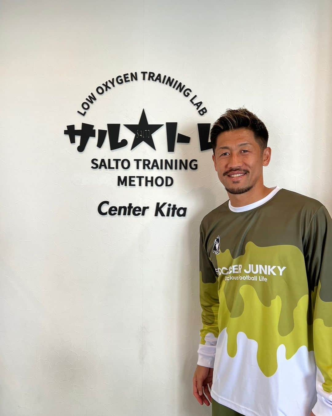 新井章太さんのインスタグラム写真 - (新井章太Instagram)「@salto.centerkita   今週試合がなく連休を利用してトレーニングさせていただきました🏃‍♂️  三笘薫のように速くなれた気はしませんが、田中碧くらいは抜かせるかもしれません。笑  場所も行きやすいのでみなさんも是非通ってみてください✨  #saltoセンター北スタジオ  #低酸素トレーニング」10月10日 12時02分 - shotarai30