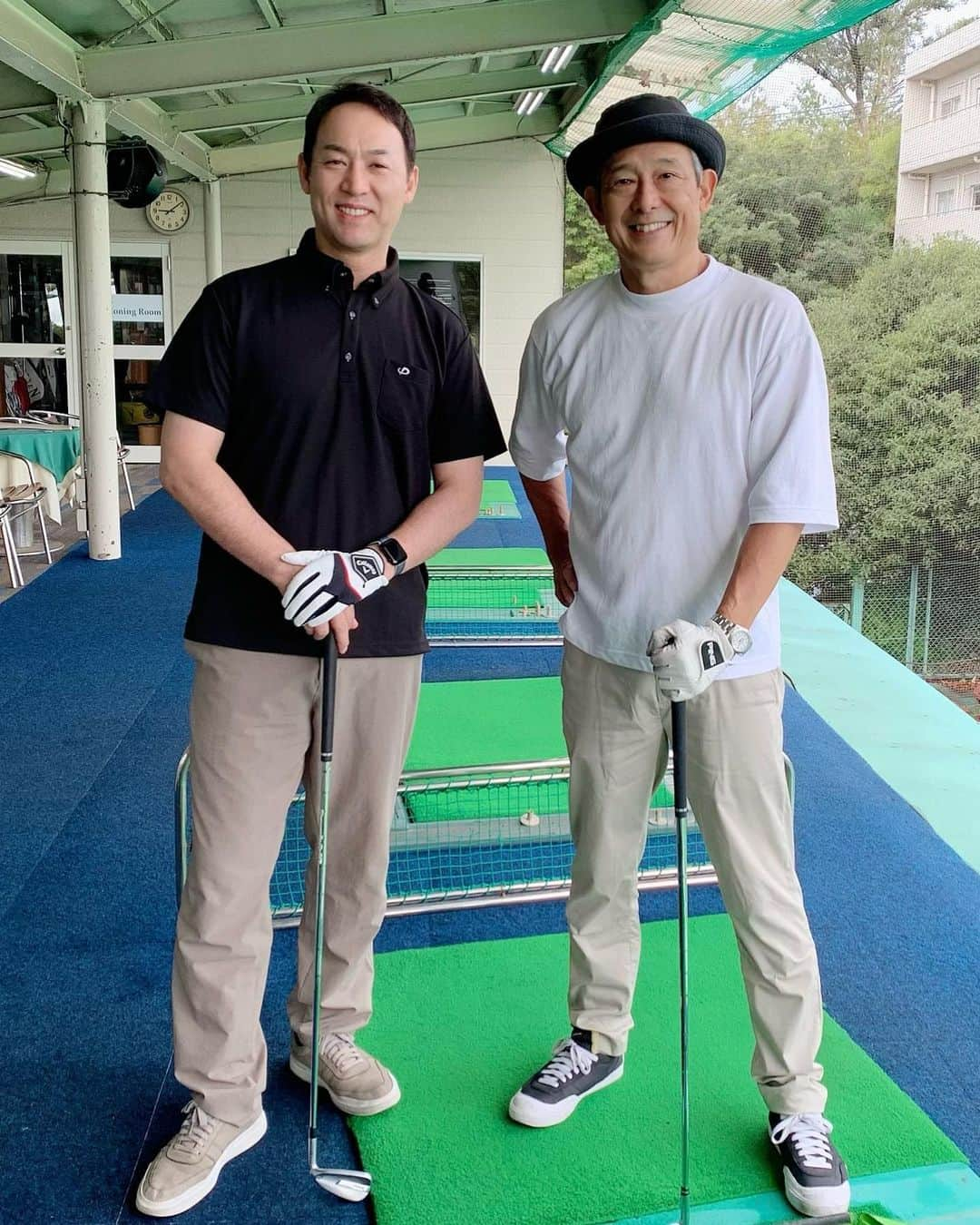 福井晶一のインスタグラム：「ゴルフレッスン始めました⛳️  舞台「生きる」、そして来週からはじまる連続ドラマ「トクメイ！警視庁特別会計係」でもご一緒にさせて頂く鶴見辰吾さんにお誘い頂き、ゴルフのレッスンをプロの方にして頂きました。  ほぼゴルフをやったことがない僕に「ゴルフをやるならちゃんとプロに習って始めたほうがいいよ」とアドバイスをくださり、今回思いきってレッスンをしてもらう事になりました。  コーチには「やっぱり野球やってたから筋がいいね！普通初めての人はそんな打てないよ」と褒めていただきました😁  以前にも少しだけやったことはあるんだけどやはりレッスンプロに見てもらうと全然違いますね！今度こそ続けられそうです。  まずは真っ直ぐ打てるようになるのが目標！そしていつか鶴見さんとコースを回りたい！！  それにしてもボールを打つってめちゃくちゃ気持ちがいい！！ でもゴルフって単純だけどとっても奥が深いですね！ 沼にハマりそうです💦  #ゴルフレッスン #打ちっぱなし #レッスンプロ #鶴見辰吾 さん #福井晶一 #ミュージカル生きる #トクメイ警視庁特別会計係 #助役とやくざ #官房長と副所長」