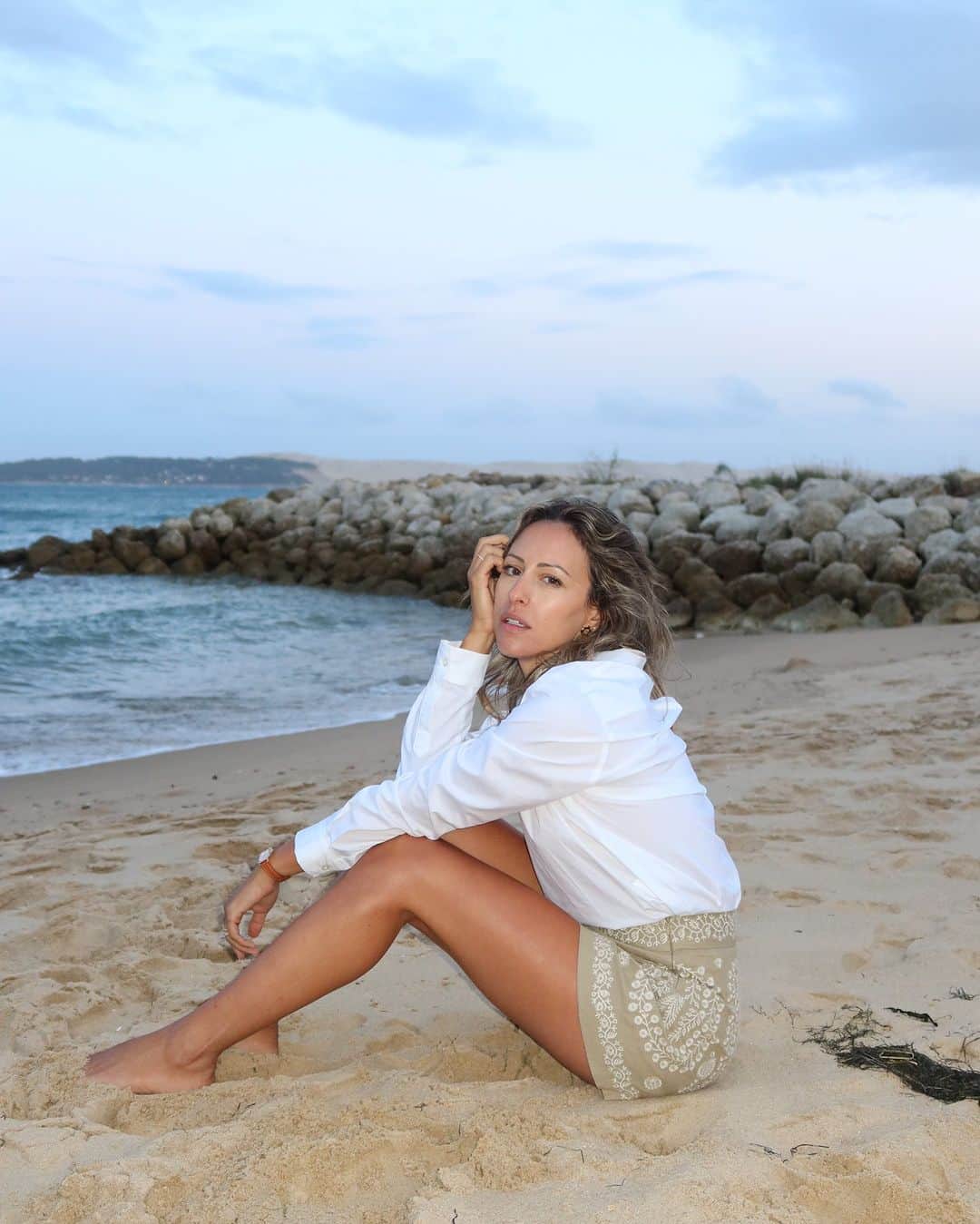 のインスタグラム：「Besoin de ralentir le rythme 🌪️ La rentrée a été très chargée et ce n’est pas prêt de s’arrêter mais je sens que je ne vais pas pouvoir assurer si je ne prends pas aussi le temps de m’écouter et de ralentir.  Hier j’ai fait une mini crise d’angoisse.  Ça m’a pris par surprise et c’est la deuxième fois que ça m’arrive. Sans raison apparente pourtant car c’est encore après une très belle journée passée en bonne compagnie. La première fois c’était il y a cinq ans et ça a duré plusieurs heures. Je ne savais absolument pas ce qui m’arrivait et je l’avais très mal vécu (sensation de faire une crise cardiaque, angoisse, impression de décès imminent…) Hier encore je ne me sentais pas particulièrement stressée ni angoissée, au contraire ! Pourtant c’est arrivé. Mon coeur s’est mis a palpiter très fort d’un seul coup et mon souffle s’est coupé. Cette fois, au lieu de paniquer, je l’ai accueillie avec beaucoup plus de sérénité en pratiquant un exercice de cohérence cardiaque: cinq secondes d’expiration et cinq secondes d’inspiration jusqu’à ce que mon coeur retrouve un rythme plus régulier. Si jamais ça vous arrive un jour, essayez ça marche vraiment 🫶🏻」
