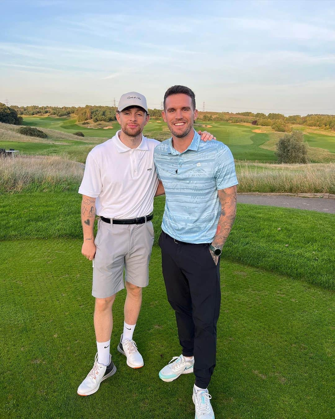 GazGShoreのインスタグラム：「Afternoon well spent 💙🏌️‍♂️🔥 @tom.grennan」