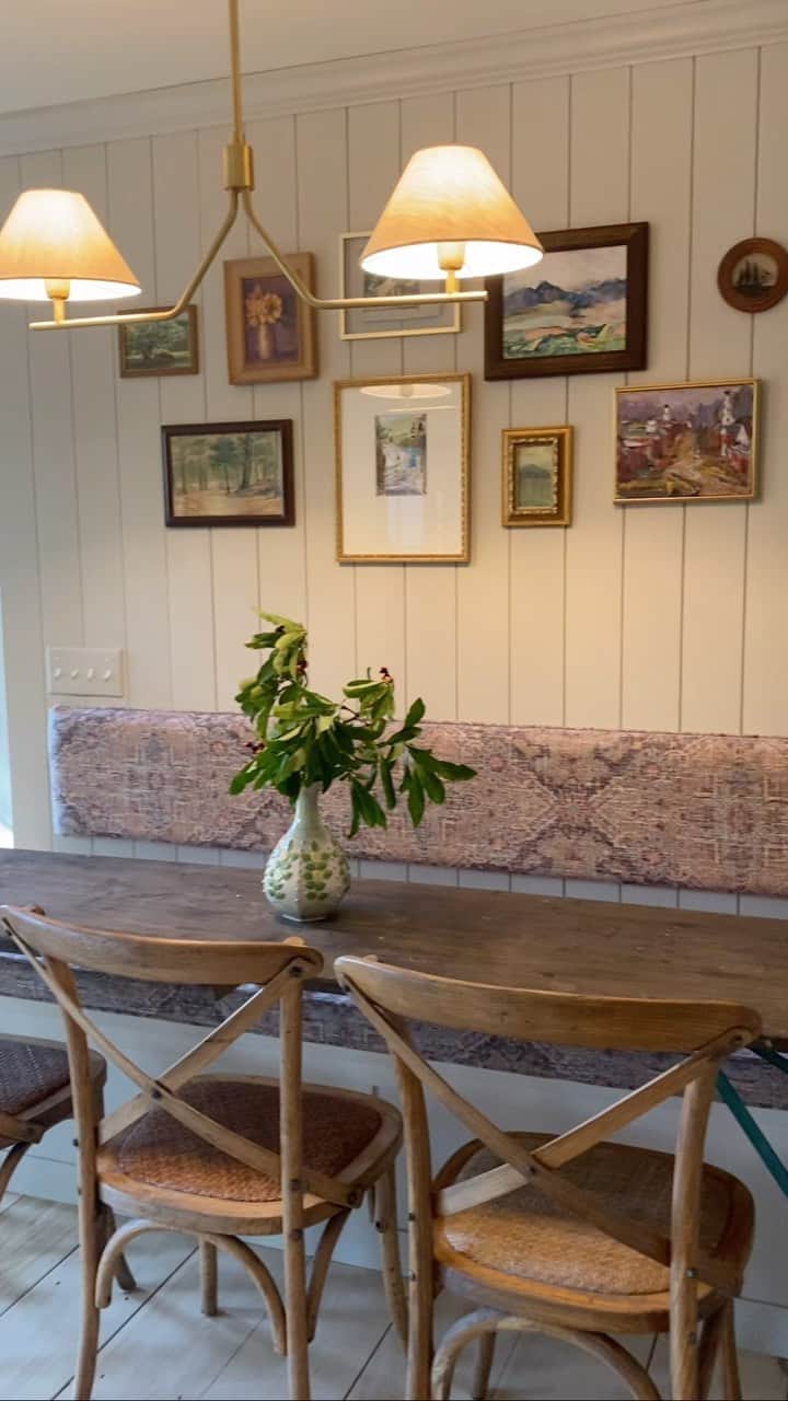 ケイトリン・カーターのインスタグラム：「you may remember a few stories I shared this summer from a mini reno project we did at my sister’s house over the course of a week. @lcmode @reis_the_beast @kristopher.brock and I spent a couple of late nights working on this but it was a lot of fun and it turned out super cute!」