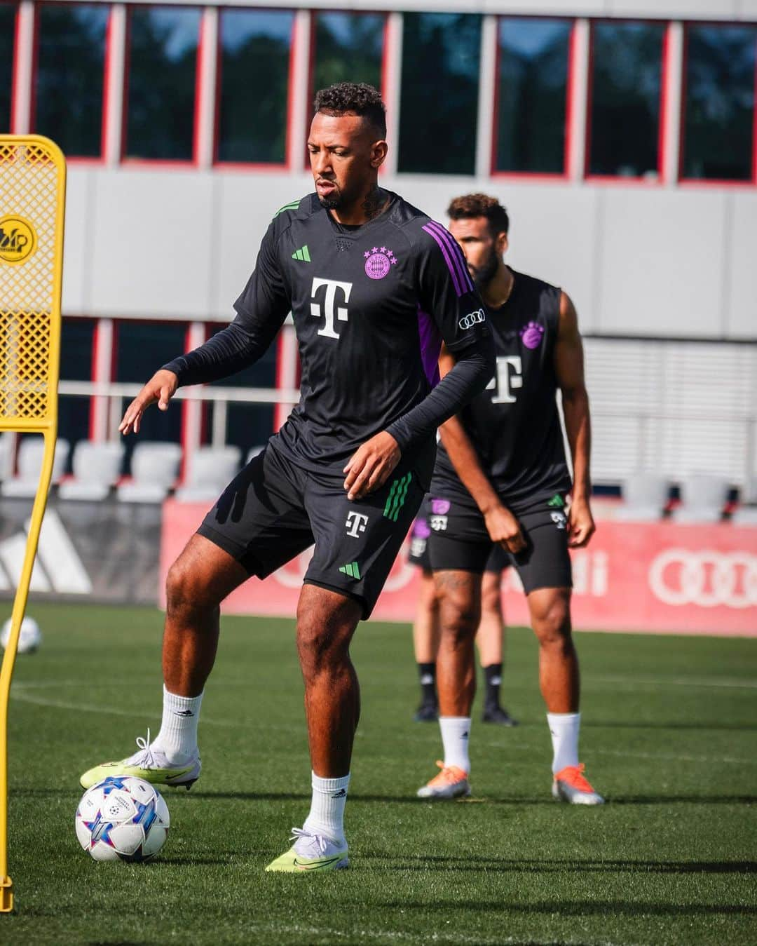 ジェローム・ボアテングのインスタグラム：「Thanks to the club @fcbayern for letting me prove myself at Säbener Straße and especially to Thomas Tuchel and his coaching staff for the support to have me on the team. It was good to see so many familiar faces and friends again. I wish the team all the best for the season.  Also a big thanks for all the messages and the support I received from fans in the past couple of days. I really appreciate every single one of them.   After the positive feedback about my fitness level from the club I will continue the training and hard work.」