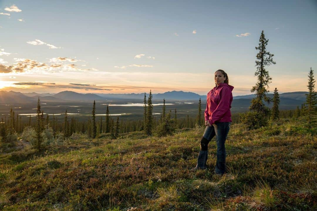 patagoniaのインスタグラム：「“It’s our way of life. It is who we are. Some people try calling us environmentalists or activists, but we are mothers, fathers and grandparents simply trying to protect our way of life, which is interconnected to the land, water and animals. We must stand strong in who we are.”  —Bernadette Demientieff, director of the Gwich'in Steering Committee   For Indigenous communities, protecting Earth has always been a way of life. Today offers us a moment to reflect on the Indigenous values, traditions and knowledge at the foundation of our collective movement for climate justice.  Watch, read and share these stories—stories of connection, community power and unrelenting action. Find stories through link in bio.   #IndigenousPeoplesDay  Photos:  Bernadette Demientieff of the Gwich'in Steering Committee stands on her traditional homelands, known as the Arctic National Wildlife Refuge.  Photo Credit: Kahlil Hudson (@kahlilhudson)  Klabona Keepers play skin drums while blockading Red Chris Mine.  Photo Credit: Hannah Campbell   Earl Cadzow and his grandson Cannon, 9, build a fish wheel for the salmon season in Gwichyaa Zhee (Fort Yukon), Alaska. Photo Credit: Keri Oberly (@kerioberly)  Rancher and trail runner Eli Neztsosie runs at dawn across his homelands in the rugged northeast corner of the Navajo Nation.  Photo Credit: Ace Kvale (@acekvale)  The marshy tundra landscape surrounding Newtok, Alaska, where the Yupik people have lived for thousands of years.  Photo Credit: Andrew Burton (@andrew__burton) and Michael Kirby Smith (@mikirbysmith)  Chumash paddler Alan Salazar collects tar and smudges the beach in coastal California where Chumash communities build Tomol canoes.  Photo Credit: Tim Davis (@_timdavis_)」