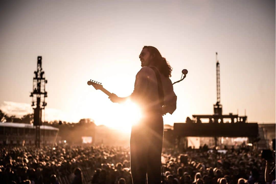 ホージアのインスタグラム：「Weekend 1 at @aclfestival! Massive thank you to everyone who came to check out the set - I’ve always had such a great time here, was so glad to be back. See you in a week 🖤  📸 @RuthlessImagery」