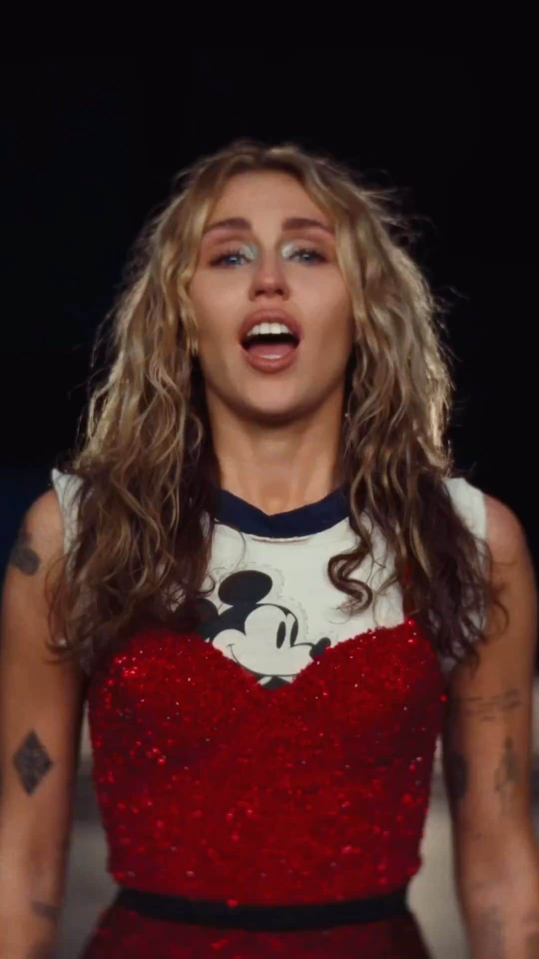 Alessia Marcuzziのインスタグラム：「Amo Miley da sempre, e quando ho ascoltato per la prima volta questa canzone, sono stata subito pervasa da tanta tenerezza. Ho pensato alle cose che si fanno con una certa spavalderia quando si e’ giovani, alla follia. Quella che ci faceva sentire invincibili. Perche’ si, poi crescendo si cambia, si hanno tante responsabilità’, e non si riesce sempre ad avere quella leggerezza d’animo.  Ma se mi fermo e riguardo la piccola me, io le voglio ancora tanto bene❤️ Grazie @mileycyrus I used to be young !!!」