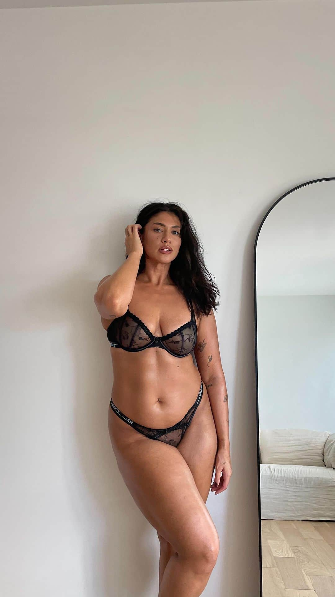 La'Tecia Thomasのインスタグラム：「@loungeunderwear ‘s Little Black Bra collection is perfect by itself or paired with any outfit 🤌🖤💣」