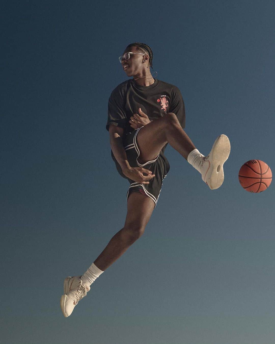 NIKEさんのインスタグラム写真 - (NIKEInstagram)「The LeBron XXIs have arrived.  Built to take the next gen of hoopers to new heights 🚀.  Hit the link to shop now.」10月10日 4時00分 - nike