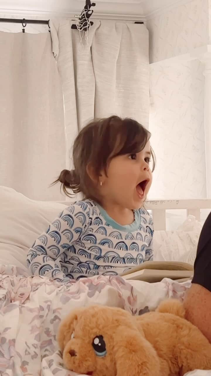 Sazan Hendrixのインスタグラム：「Story time with Amari 🤪 We’re currently in NYC for the release of our new book in stores tomorrow 10/10! Missing my babygirls so much and wish they were here with me, but this video in my camera roll brought a smile to my face. Amari is a ray of sunshine and I love how you never know what she’s gonna do/ say. LAY DOWN! 😂 #eveofbookrelease #arealgoodlife #toddlertales」