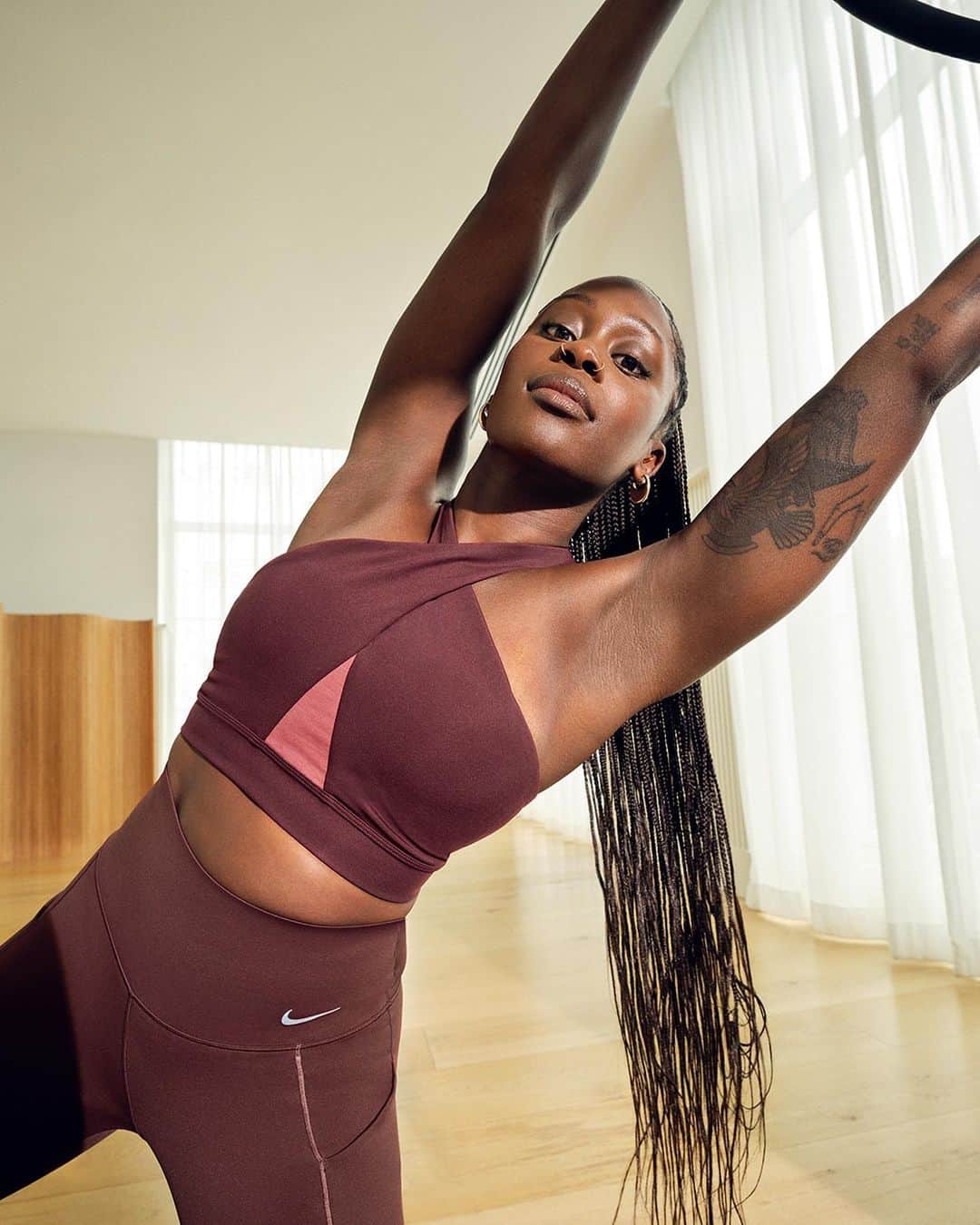 Nike Womenさんのインスタグラム写真 - (Nike WomenInstagram)「Two-a-day workouts? For what? For who?   Listen, if you want to do them because they truly bring you joy, then more power to you. But as @NikeWellCollective trainer Monice Small @monastyyy had to learn, if it’s not coming from a place of self-love, then it might be time to rethink the routine.   “I define wellness as going for your goals but also finding balance to just enjoy life the way you want to enjoy it.”   And for Mo, that can look like an intense strength session at her gym @Goodform_Studios, a pilates mat class, a run at Rockaway Beach, or enjoying pizza with her man.  Dropping the unrealistic expectations of your body and focusing on the things that make you feel good? That’s what wellness is all about.  Want more wellness inspo from Mo? Check @nikewellcollective.」10月10日 4時02分 - nikewomen
