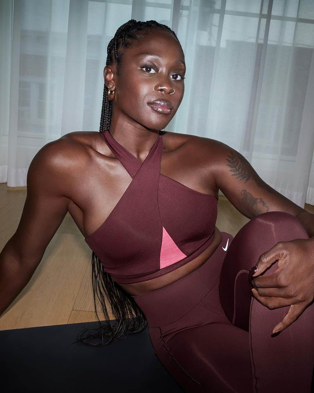 Nike Womenのインスタグラム：「Two-a-day workouts? For what? For who?   Listen, if you want to do them because they truly bring you joy, then more power to you. But as @NikeWellCollective trainer Monice Small @monastyyy had to learn, if it’s not coming from a place of self-love, then it might be time to rethink the routine.   “I define wellness as going for your goals but also finding balance to just enjoy life the way you want to enjoy it.”   And for Mo, that can look like an intense strength session at her gym @Goodform_Studios, a pilates mat class, a run at Rockaway Beach, or enjoying pizza with her man.  Dropping the unrealistic expectations of your body and focusing on the things that make you feel good? That’s what wellness is all about.  Want more wellness inspo from Mo? Check @nikewellcollective.」