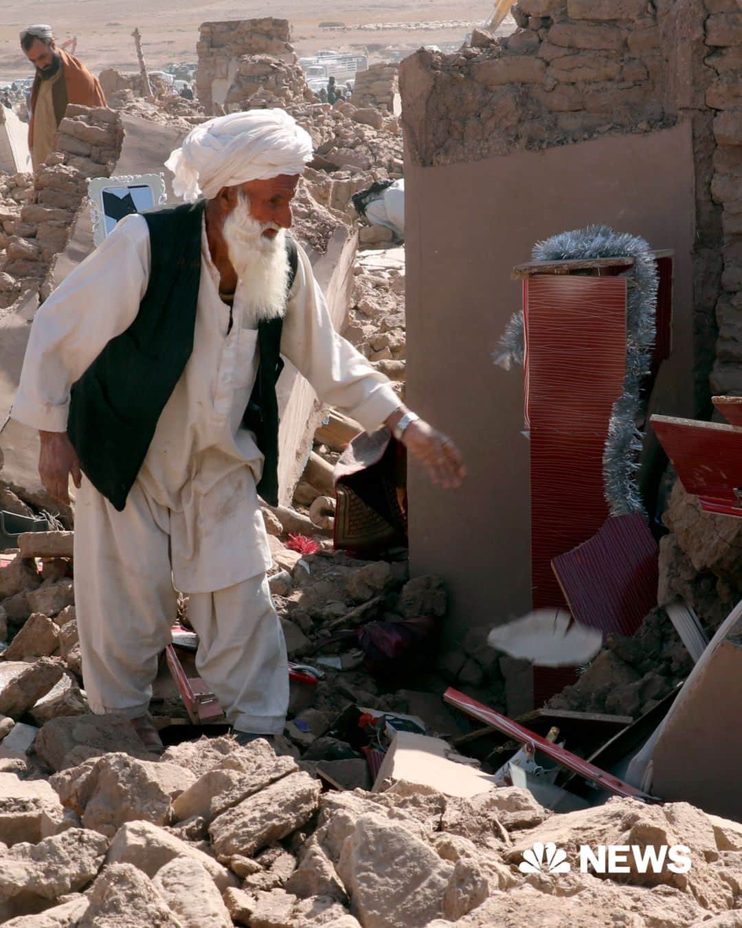 NBC Newsさんのインスタグラム写真 - (NBC NewsInstagram)「More than 2,400 people were killed in earthquakes in Afghanistan, the Taliban administration said on Sunday, in some of the world’s deadliest tremors this year.  More than 200 dead have been brought to various hospitals, said a Herat health department official who identified himself as Dr. Danish, adding that most of them were women and children.  Read more at the link in bio.  📷️ Omid Haqjoo / AP Ebrahim Noroozi / AP」10月10日 4時05分 - nbcnews