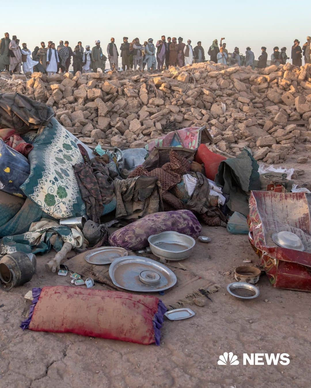 NBC Newsさんのインスタグラム写真 - (NBC NewsInstagram)「More than 2,400 people were killed in earthquakes in Afghanistan, the Taliban administration said on Sunday, in some of the world’s deadliest tremors this year.  More than 200 dead have been brought to various hospitals, said a Herat health department official who identified himself as Dr. Danish, adding that most of them were women and children.  Read more at the link in bio.  📷️ Omid Haqjoo / AP Ebrahim Noroozi / AP」10月10日 4時05分 - nbcnews