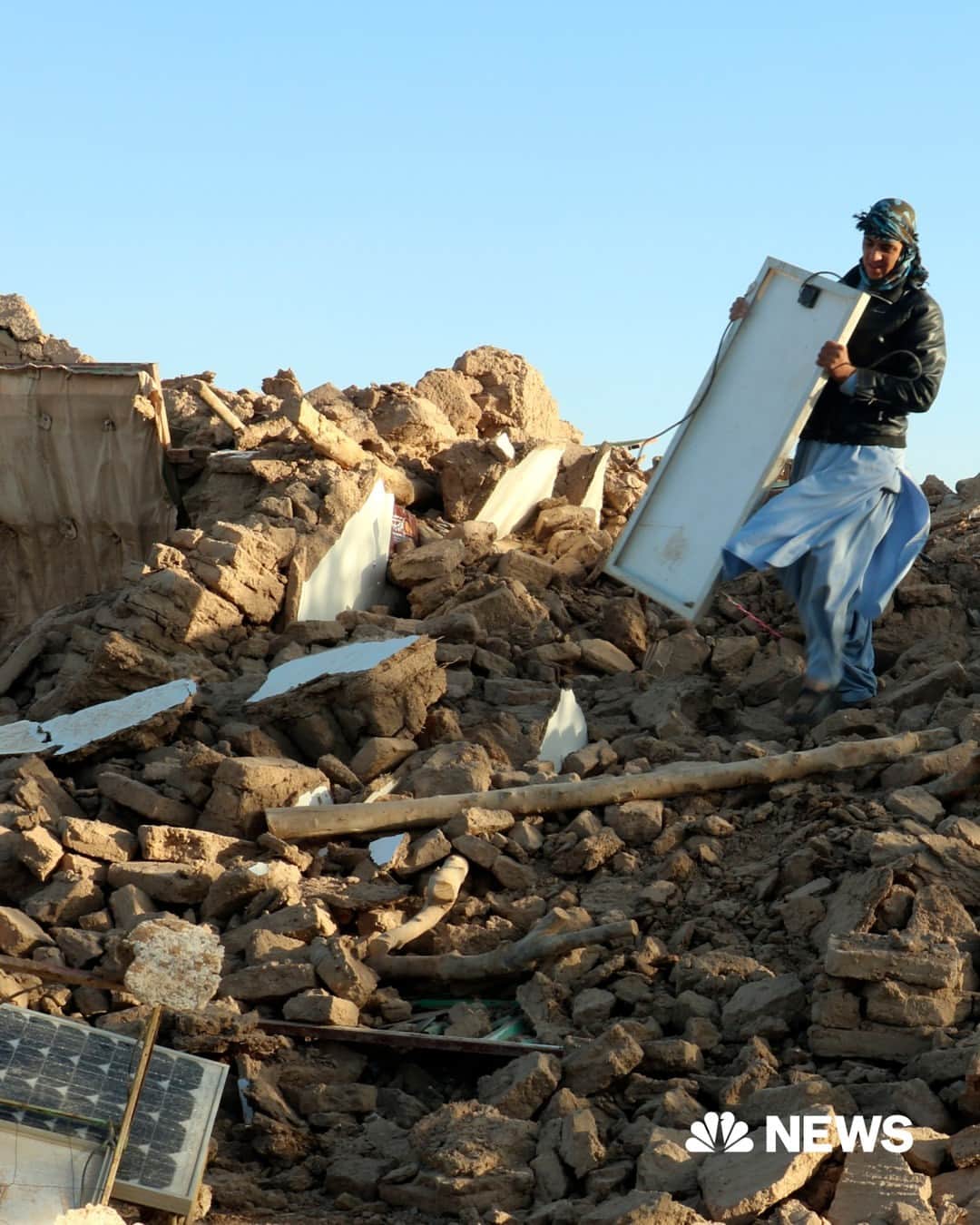 NBC Newsさんのインスタグラム写真 - (NBC NewsInstagram)「More than 2,400 people were killed in earthquakes in Afghanistan, the Taliban administration said on Sunday, in some of the world’s deadliest tremors this year.  More than 200 dead have been brought to various hospitals, said a Herat health department official who identified himself as Dr. Danish, adding that most of them were women and children.  Read more at the link in bio.  📷️ Omid Haqjoo / AP Ebrahim Noroozi / AP」10月10日 4時05分 - nbcnews
