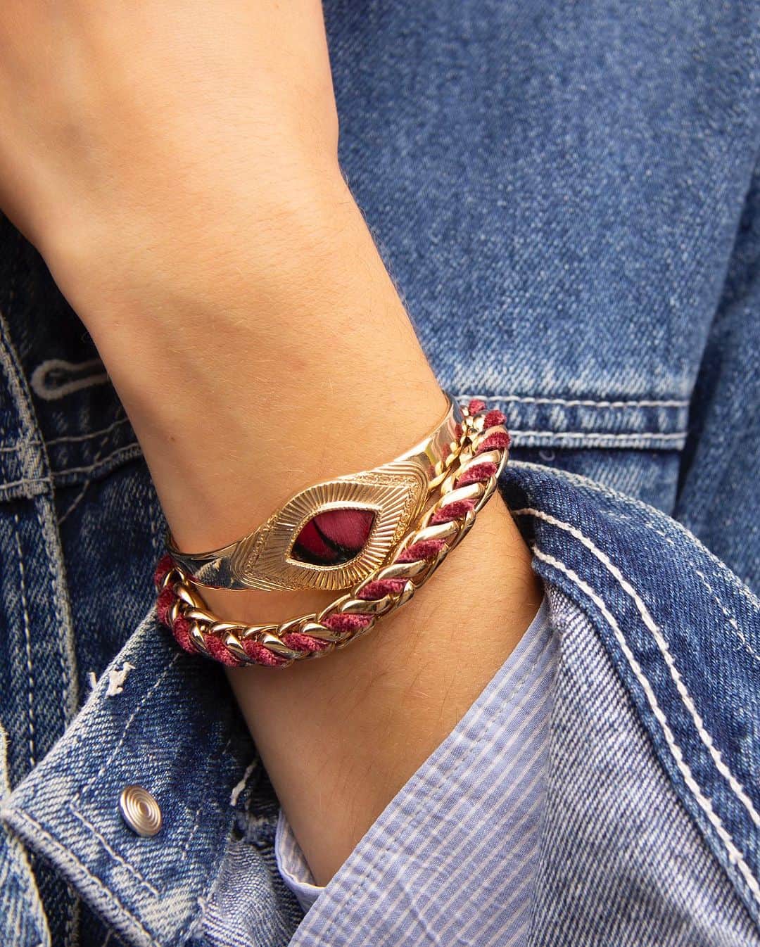 サテリットのインスタグラム：「✶ BRACELETS MIKONA Seul ou en accumulation, découvrez nos bracelets Mikona. Tressés de velours ou parés de plumes… Vous n’avez plus qu’à choisir !   Venez découvrir notre collection Mikona sur le site et en boutique. . ✶ Discover our Mikona bracelets, to wear on its own or in an overall style. Woven in velvet or embellished with feathers... the choice is yours! > Come and discover our MIKONA collection on our website and in store.  . #satelliteparis #newcollection #bijoux #savoirfaire  #bijouxhautefantaisie  #bienvenueailleurssatellite #boutiquessatellite #jewelry #bijouxfaitmain #bijouxplumes #braceletstacking」