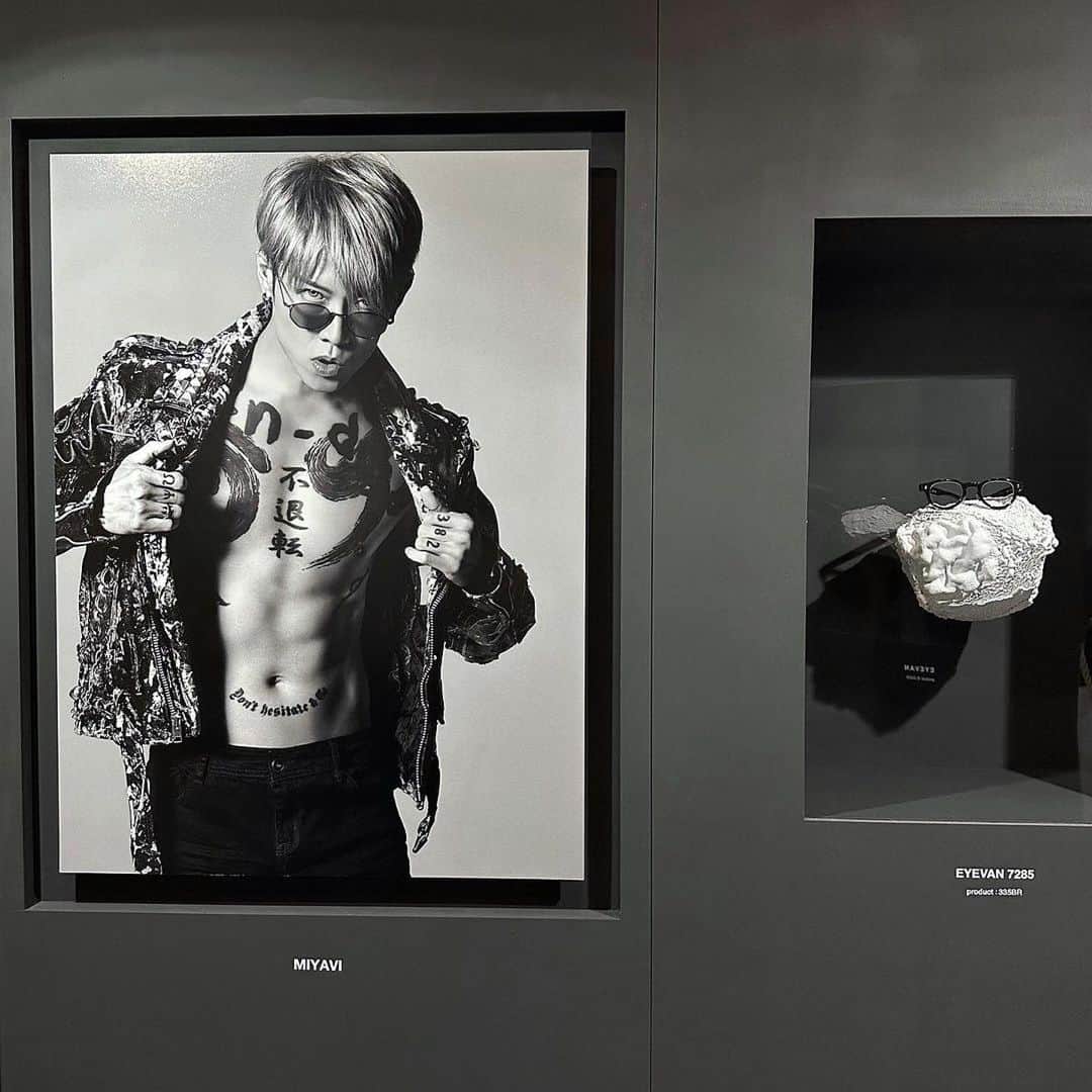 雅-MIYAVI-のインスタグラム：「50 men with shades By the legendary @kuri1936.official   Find your boy somewhere in Tokyo   我らが巨匠操上さんによる 鯔背な眼鏡男子たち  是非、観てみてね  🤓  #Repost @miyavi_staff ・・・ MIYAVIが掲載されている 『50,50 FIFTY GENTLEMEN OF EYEVAN』の 写真集発売を記念して写真展開催中🕶️✨  期間限定となりますので ぜひお立ち寄りください🙌🏻 ＿＿＿＿＿＿＿＿＿＿＿＿＿＿  ■写真展「50,50 FIFTY GENTLEMEN OF EYEVAN」  会期：2023年10月5日～11日 11:00～20:00 （10日・11日～18:00） 会場：スパイラルガーデン（東京都港区南青山5-6-23 1F）   FIFTY GENTLEMEN 見城徹／高橋幸宏／滝藤賢一／鈴木亜久里／菊池武夫／奥田瑛二／千住明／リリー・フランキー／長嶋一茂／秋元康／クリス・ペプラー／郷ひろみ／美木良介／熊谷正寿／松浦勝人／西山知義／近藤太香巳／藤田晋／小山薫堂／田崎真也／佐藤可士和／木梨憲武／坂本龍一／首藤康之／岡藤正広／役所広司／石原慎太郎／羽鳥慎一／綾野剛／三國清三／徳岡邦夫／岸田周三／尾上右近／竹中直人／尾上菊之助／高良健吾／MIYAVI／武 豊／坂口健太郎／佐藤浩市／中川大志／田中泯／横尾忠則／福山雅治／中田英寿／三木谷浩史／市川染五郎／間宮祥太朗／三谷幸喜／操上和美 ※名前は連載時の掲載順（一部を除く）  ■写真集「50,50 FIFTY GENTLEMEN OF EYEVAN」 操上和美 著 幻冬舎 刊　¥5,050＋税 10月6日より発売中  #eyevan  #goethe  #miyavi  @kuri1936.official  @gentoshagoethe  @eyevan_official  @miyavi_ishihara」