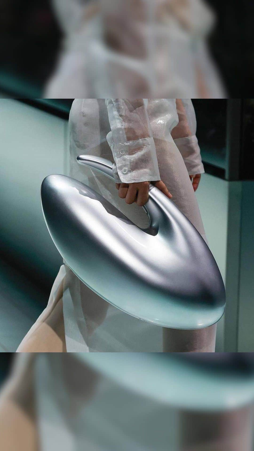 Fashion Weekのインスタグラム：「In the future, will nature simply disappear? #Sportsmax’ presentation considered questions of flora versus technology. Models walked in chic versions of post-apocalyptic uniforms — white and pastel mock neck dresses, coats, and even rompers — illustrated with images of decay and regrowth.」