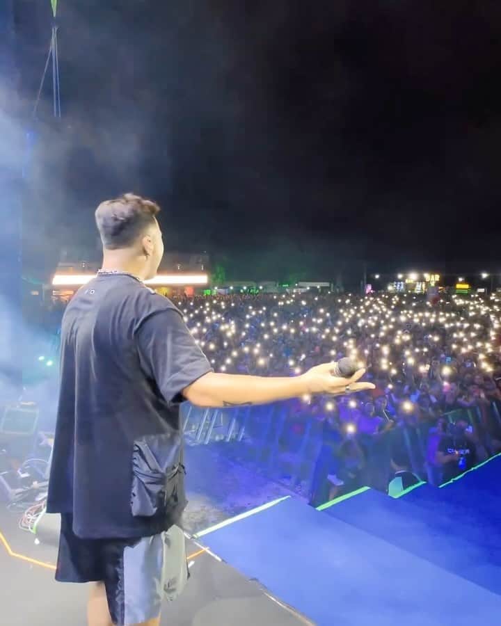 Sorriso Marotoのインスタグラム：「Belém do Paráaa, que delícia foi cantar pra vocês! Foi mais do que especial nossa noite juntos. 💥💥💥  Obrigado pela troca de energia e por tanto carinho. A gente já estava com saudade, vocês moram em nossos corações! 🫶🏽」