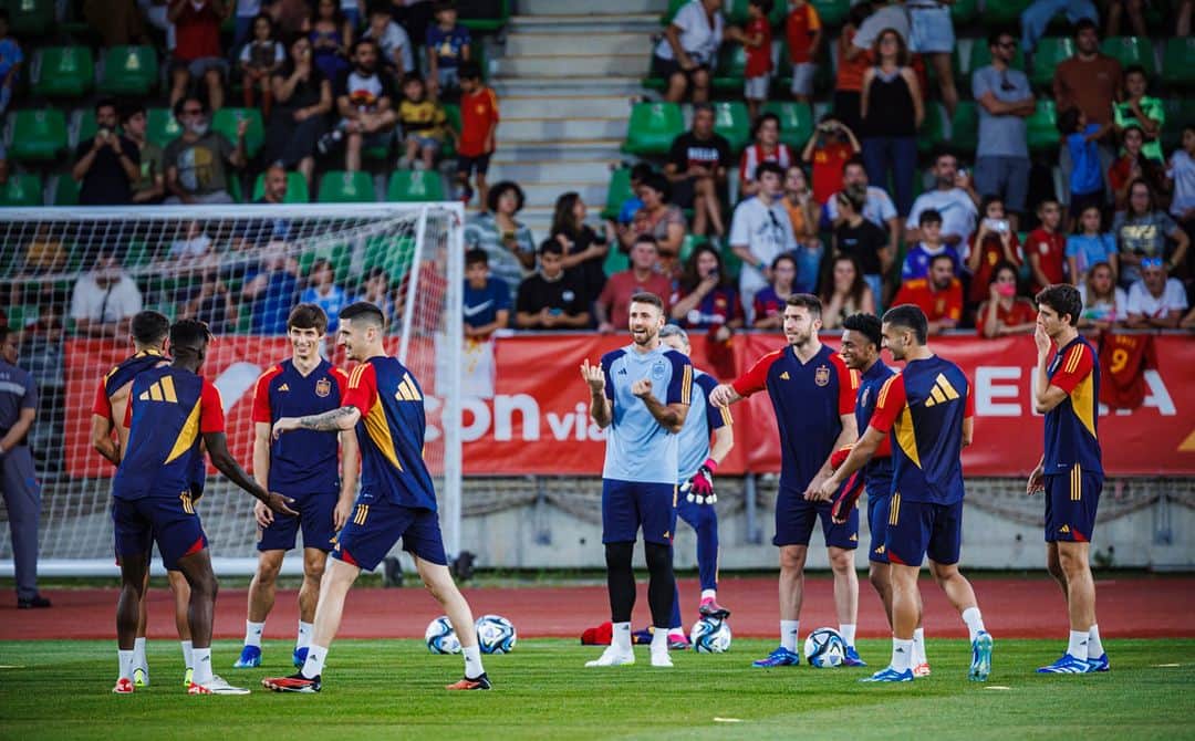 サッカー スペイン代表チームさんのインスタグラム写真 - (サッカー スペイン代表チームInstagram)「✅ ¡¡𝗣𝗿𝗶𝗺𝗲𝗿 𝗲𝗻𝘁𝗿𝗲𝗻𝗮𝗺𝗶𝗲𝗻𝘁𝗼 𝗰𝗼𝗺𝗽𝗹𝗲𝘁𝗮𝗱𝗼!!   #VamosEspaña | #EURO2024」10月10日 4時20分 - sefutbol