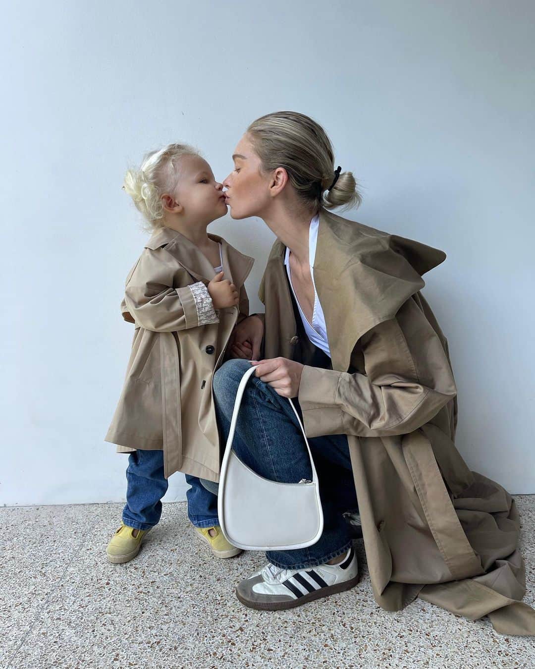 エルザ・ホスクのインスタグラム：「When did she get so BIG😭」