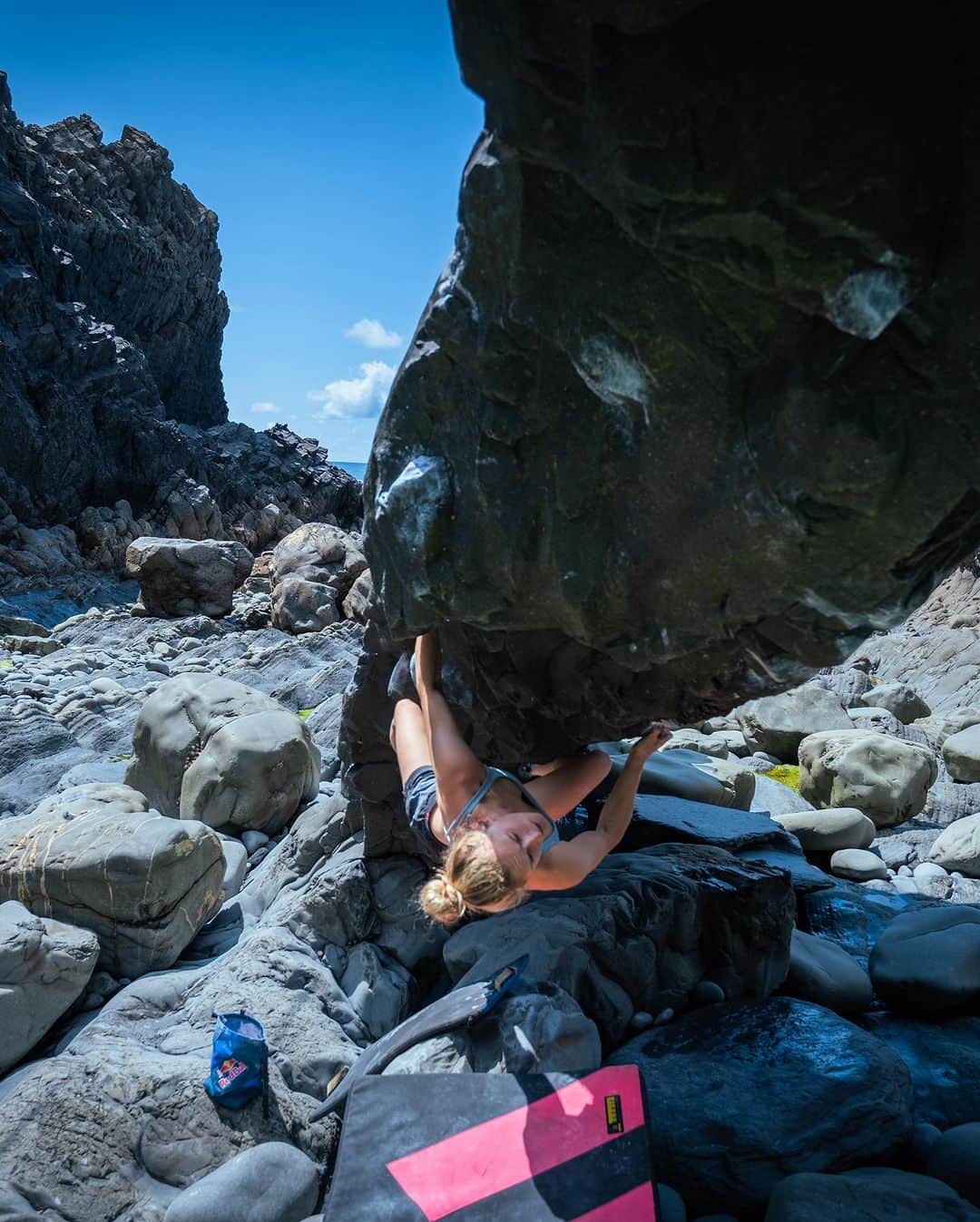 シャウナ・コックジーさんのインスタグラム写真 - (シャウナ・コックジーInstagram)「Next YouTube episode is our. South west Pt 2 featuring two of the most impressive features in UK bouldering! Also, a cheeky send of Cornwall’s first 8a on this episode ☺️」10月10日 4時25分 - shaunacoxsey