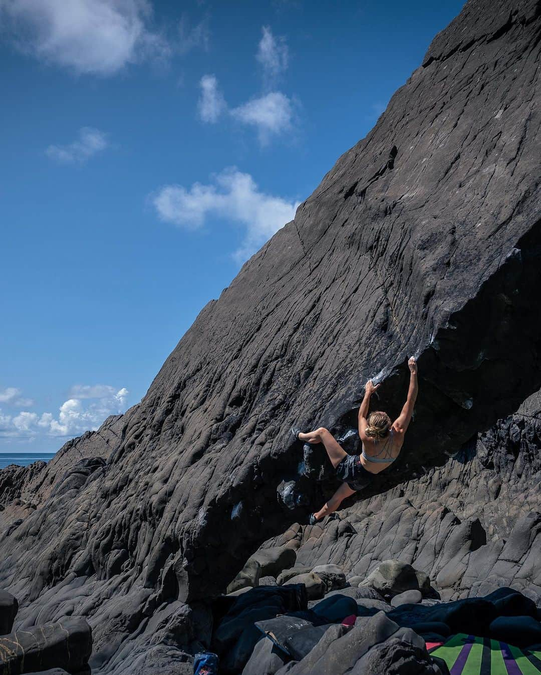 シャウナ・コックジーさんのインスタグラム写真 - (シャウナ・コックジーInstagram)「Next YouTube episode is our. South west Pt 2 featuring two of the most impressive features in UK bouldering! Also, a cheeky send of Cornwall’s first 8a on this episode ☺️」10月10日 4時25分 - shaunacoxsey