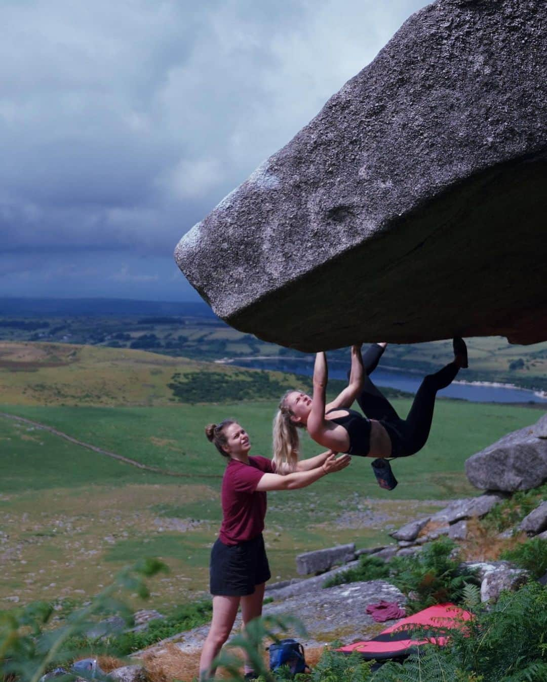 シャウナ・コックジーさんのインスタグラム写真 - (シャウナ・コックジーInstagram)「Next YouTube episode is our. South west Pt 2 featuring two of the most impressive features in UK bouldering! Also, a cheeky send of Cornwall’s first 8a on this episode ☺️」10月10日 4時25分 - shaunacoxsey