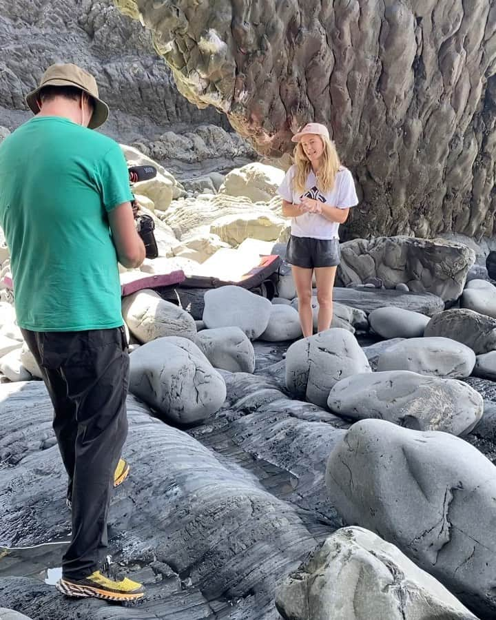 シャウナ・コックジーのインスタグラム：「Next YouTube episode is our. South west Pt 2 featuring two of the most impressive features in UK bouldering! Also, a cheeky send of Cornwall’s first 8a on this episode ☺️」