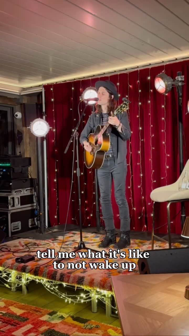 ジェームズ・ベイのインスタグラム：「Got up and played my new song at a tiny gig over the weekend. I used to do this all the time to test out new songs, maybe I should start doing it again? 👀」