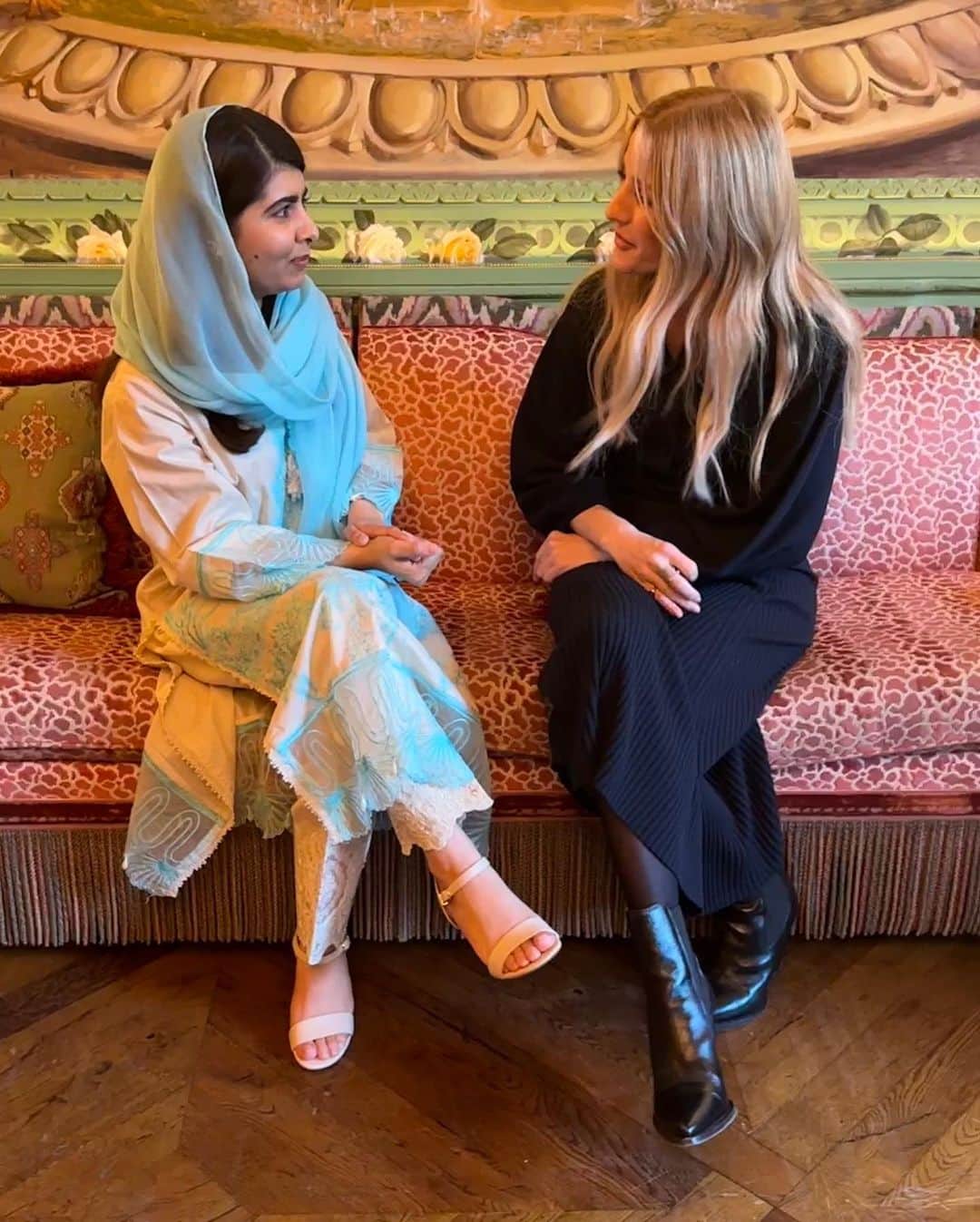 エリー・ゴールディングのインスタグラム：「First I want to acknowledge the shock, grief, fear and heartbreak many of you will be feeling following the catastrophic events of the last few days. The world may be feeling pretty terrifying right now.   This morning reminded me that while there are advocates of human rights and dignity, there is always hope. I feel very fortunate that I got to spend part of #internationaldayofthegirl with the incredible @malala who I adore!  Thank you @caringfamilyfoundation @malafund for hosting #girlhoodUnfiltered  It’s a decade since Malala’s groundbreaking address at the UN Youth Assembly ‘One child, one teacher, one pen and one book can change the world'. She would deny it because she is extremely humble but she HAS changed the world, continuously campaigning for every girls’ right to 12 years of free, safe, quality education. Last year @malalafund reached 21 million students.  Still 120 million girls are out of school today, denied their human right to an education. Malala and fellow groundbreaking advocates work every minute of every day to correct this. I want them to know they have an ally in me, always and forever.   Alongside Malala I got to listen to @nelufar.h @aaliyamalik_to @nilavarman @the_nila_extract and Dr @ayeesha.Kareemm. These are young women with a profound purpose and deep understand of how to make positive change. In the darkest of times, they give me hope.」