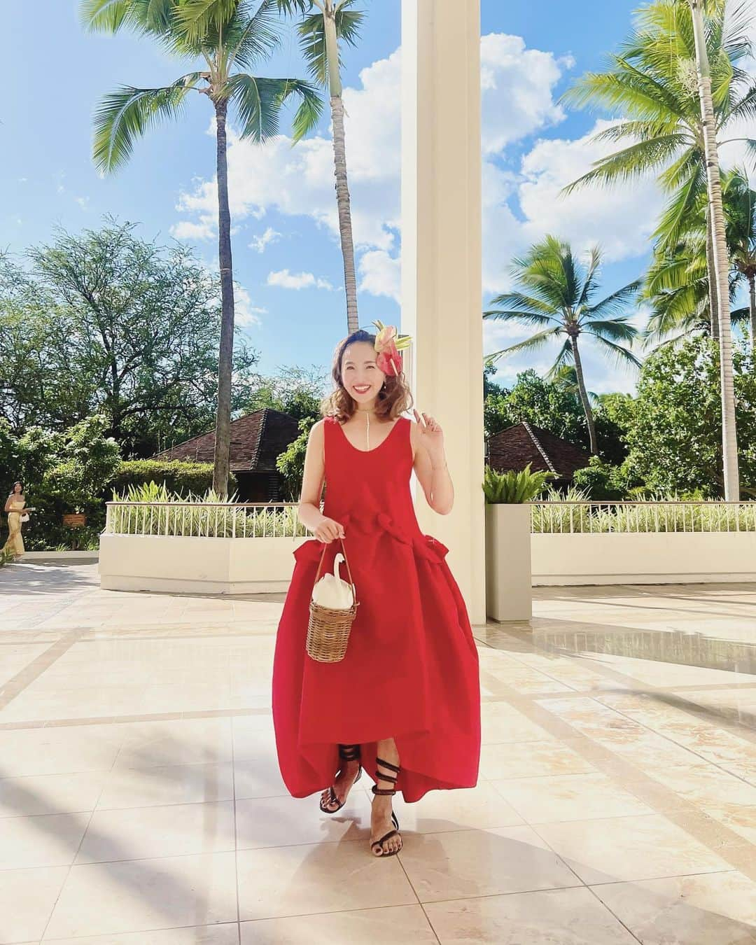 金本かすみのインスタグラム：「#weddingguestdress  dress @weareiconic_honolulu @kikavargas_  accessory @dior  shoes @bottegavenetaworld  bag @ludlow_official  hair @wholefoods #handmade  #結婚式お呼ばれコーデ 🤍 今回は #ハワイ婚 🌺なので暖色系の明るいカラーで芝生用のシューズ(サンダル🆗)ハワイらしくがドレスコード✨  #ヘッドアクセサリー はどうしてもこうゆうのがつけたかったけど、造花は嫌だったのでワードのスーパーで購入したお花をアレンジして自分で作りました🌺  縁起が良さそうな🦢のお供を連れて🤍」