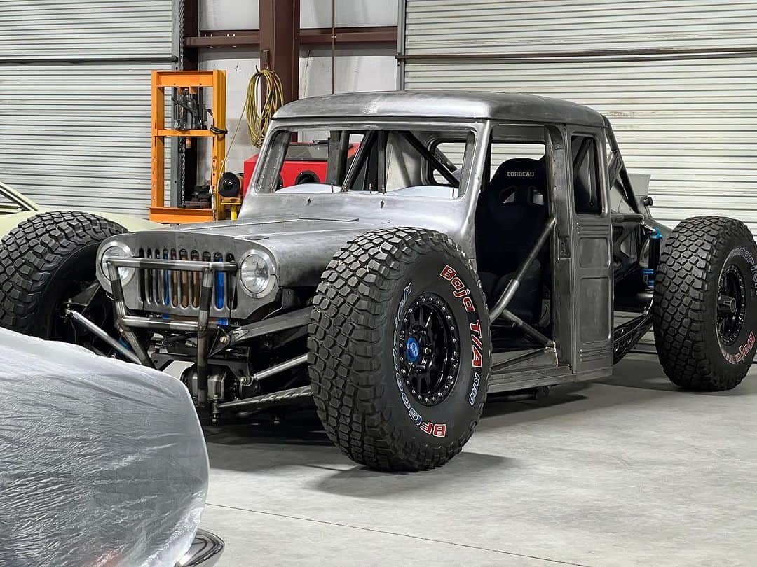 のインスタグラム：「1949 Willy’s by our friends at @robrjfab !  From Downtown to the Desert!  _ 📸 @nickdarger  _ #kingshocks #rjfab #willysjeep #offroad #luxuryprerunner #ultra4racing #builtonbfg」