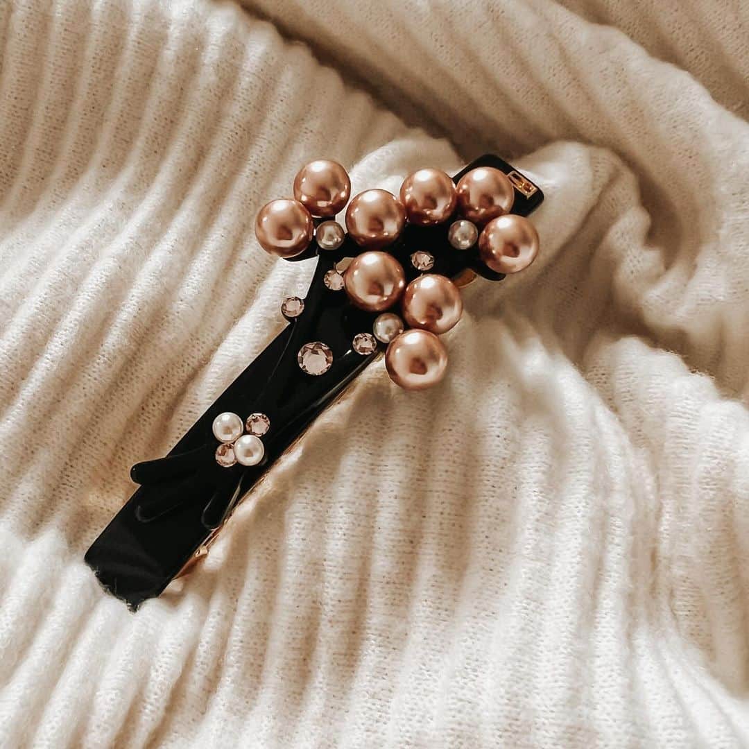 のインスタグラム：「Altamente glamurosa e feminina, a coleção Annees folles mergulha nesta era de ouro dos acessórios para o cabelo. Pérolas, cristais e penas realçam as formas inspiradas na Art Déco, com uma mentalidade contemporânea que faz de cada dia um dia especial.  #hairacessories #adp」