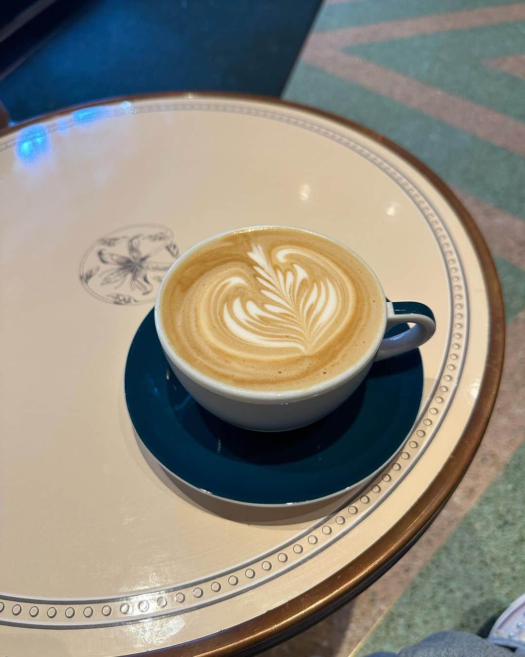 エミリー・キニーのインスタグラム：「COFFEE ☕️」