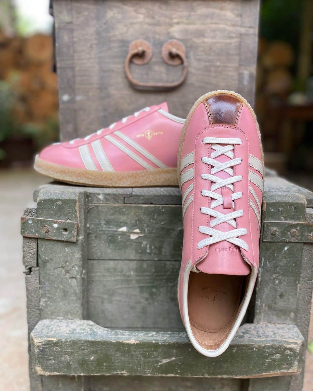 ツェハのインスタグラム：「TRAINER Vintage SNEAKERS Kollektion #zehaberlin #trainer #sneakers #rosarot #fucsia #pantone #rosa #pink #primavera #weekend #weekendinberlin #vintage #heritage #madeinportugal #designdinberlin #berlin」