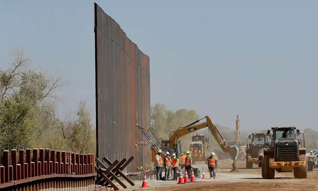 のインスタグラム：「What a way to commemorate #indigenouspeoplesday @potus  ‘Stabbed in the back’: Biden’s border wall U-turn leaves Indigenous and climate groups reeling @guardian  @maanvisingh Rio Grande communities feel like the ‘sacrificial lamb’ in a political war as climate activists and environmentalists call foul  The Biden administration’s decision to waive environmental, public health and cultural protections to speed new border wall construction has enraged environmentalists, Indigenous leaders and community groups in the Rio Grande valley. “It was disheartening and unexpected,” said Laiken Jordahl, a borderlands campaigner with the Center for Biological Diversity (CBD), amid concerns of the impact on essential corridors for wild cats and endangered plants in the area. “This is a new low, a horrific step backwards for the borderlands.” This is the first time a Democratic administration has issued such waivers for border wall construction, and for Joe Biden, it’s a marked departure from campaign promises and his efforts to be seen as a climate champion. Biden criticized for waiving 26 laws in Texas to allow border wall construction “I see the Biden administration playing a strategic game for elections,” said Michelle Serrano, co-director of Voces Unidas RGV, an immigrants rights and community advocacy group based in the Rio Grande valley. The many rural, immigrant and Indigenous communities that live in the region have become “the sacrificial lamb” for politicians looking to score points, she added. As the climate crisis fuels ecological decline, extreme weather and mass migration, the administration’s move is especially upsetting, she added. “Building a border wall is counterproductive,” she said. “This is an inhumane response to immigration,” said Michele Weindling, the electoral director of the Sunrise Movement, a youth-led climate justice group. “The right thing to do would be to treat immigrants with compassion and address the root cause of what is forcing people to have to leave their countries, which is the climate crisis.”」
