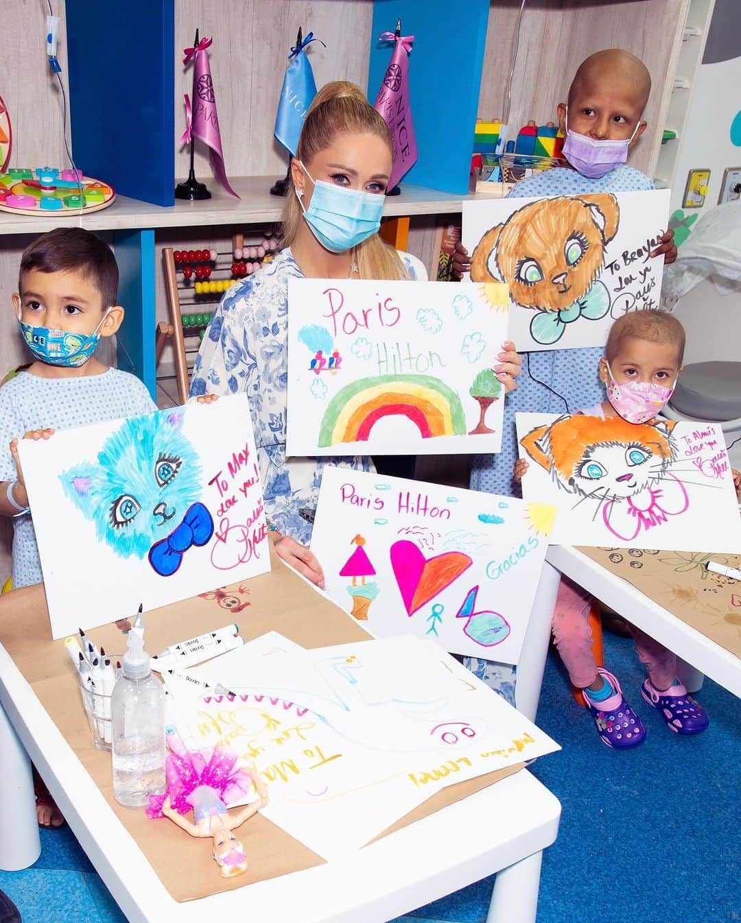 パリス・ヒルトンのインスタグラム：「Had the most meaningful visit to the children’s wing of the local Civil Hospital of Guadalajara. I always make it a priority to support the communities in the country that I visit, and I was so honored to visit with such brave children and their incredible families, as well as the amazing doctors and staff who are working around the clock to provide life-saving care to these beautiful children. Cherishing every moment with these brave little souls. Their strength and creativity inspire me. I prioritize working with Partners who also want to do good in the world, and so it was really special to have @NiceOficialMX foundation partner with my nonprofit, 11:11 Media Impact, to bring toys, supplies, and awareness to the hospital. Sending endless love and light to all the warriors out there.💕💗🙏🏼💕💗🙏🏼」