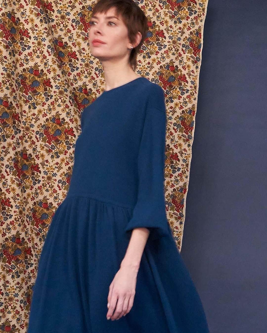 デミリーのインスタグラム：「Easy + oversized in soft cashmere with romantic movement, meet our Pyke Dress. A modern update to a nostalgic folk style, with poet sleeves + an effortless silhouette.」